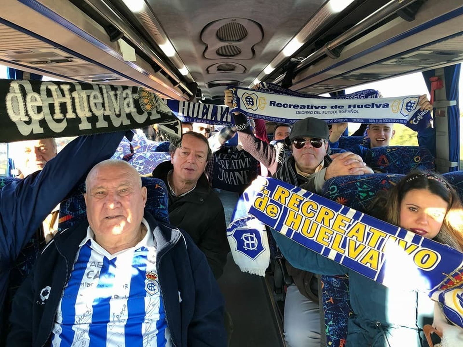 1. El Frente Onuba animó el encuentro y dio mucho colorido a la Ciudad Deportiva Luis del Sol del Real Betis. 2. La tensión de los últimos minutos se dejó sentir en la zona de los banquillos con algún roce entre los dos equipos 3. Boris salta para ganar un balón aéreo y cederlo a un compañero ante la oposición de dos defensores verdiblancos. 4. Representantes de varias peñas durante el viaje en el autobús fletado por la Federación de Peñas del Recreativo de Huelva con destino a Sevilla para acompañar al equipo. 5. La animosa peña Charles Adam posa para el recuerdo antes de entrar en las instalaciones verdiblancas para presenciar el encuentro.