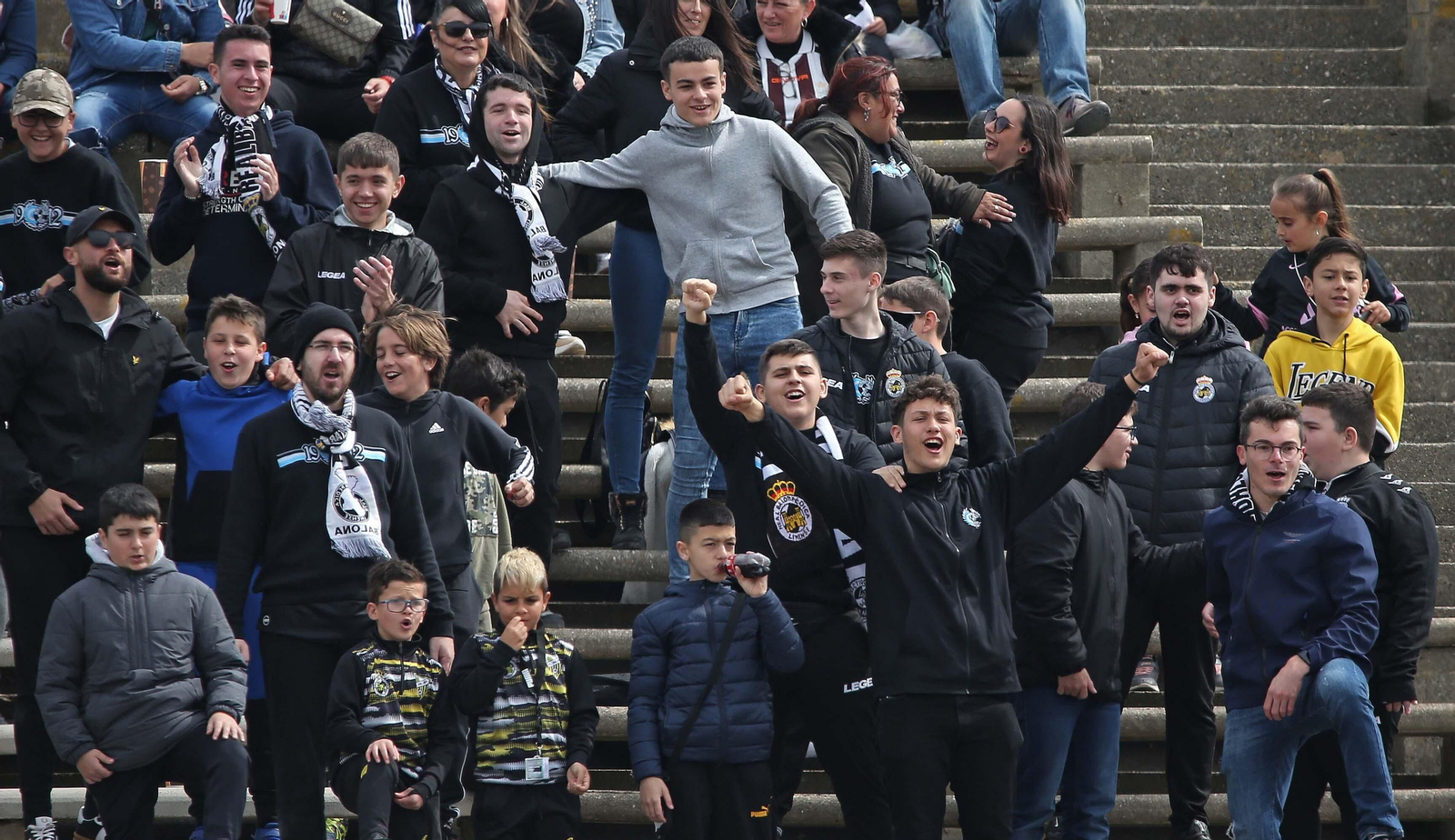 Fotos de la afición durante el Balona - Deportivo de La Coruña en el estadio municipal de La Línea