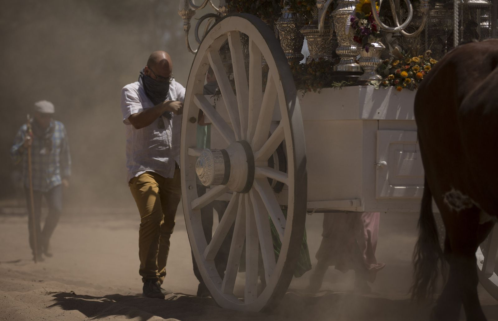 El paso de hermandades del Rocío por la Raya Real