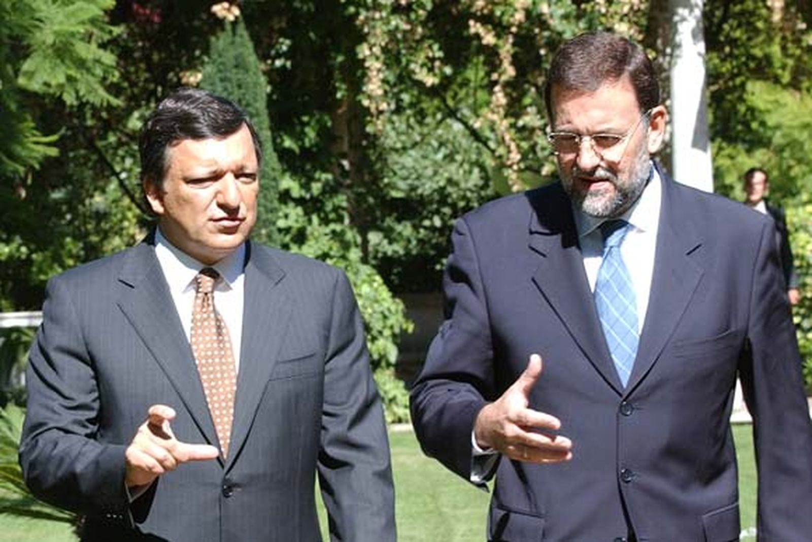 Rajoy "invita" a Barroso a enviar verificadores y controlar que no haya blanqueo ni contrabando
