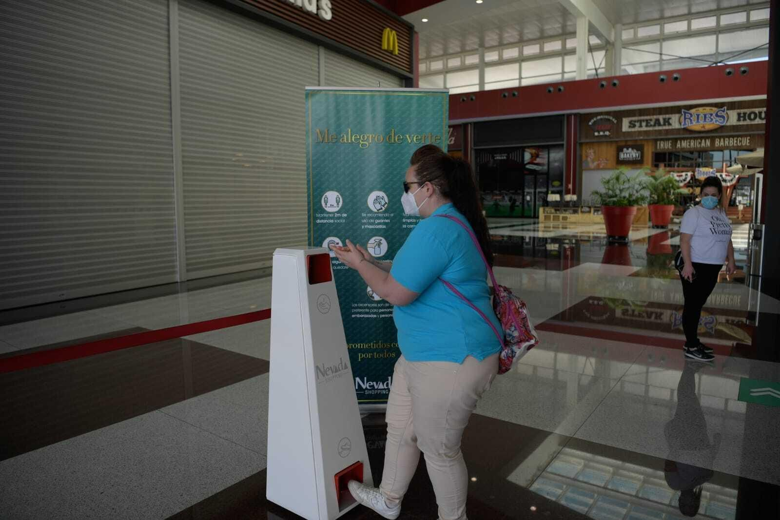 Fotos de la reapertura del centro comercial Nevada Shopping en Granada