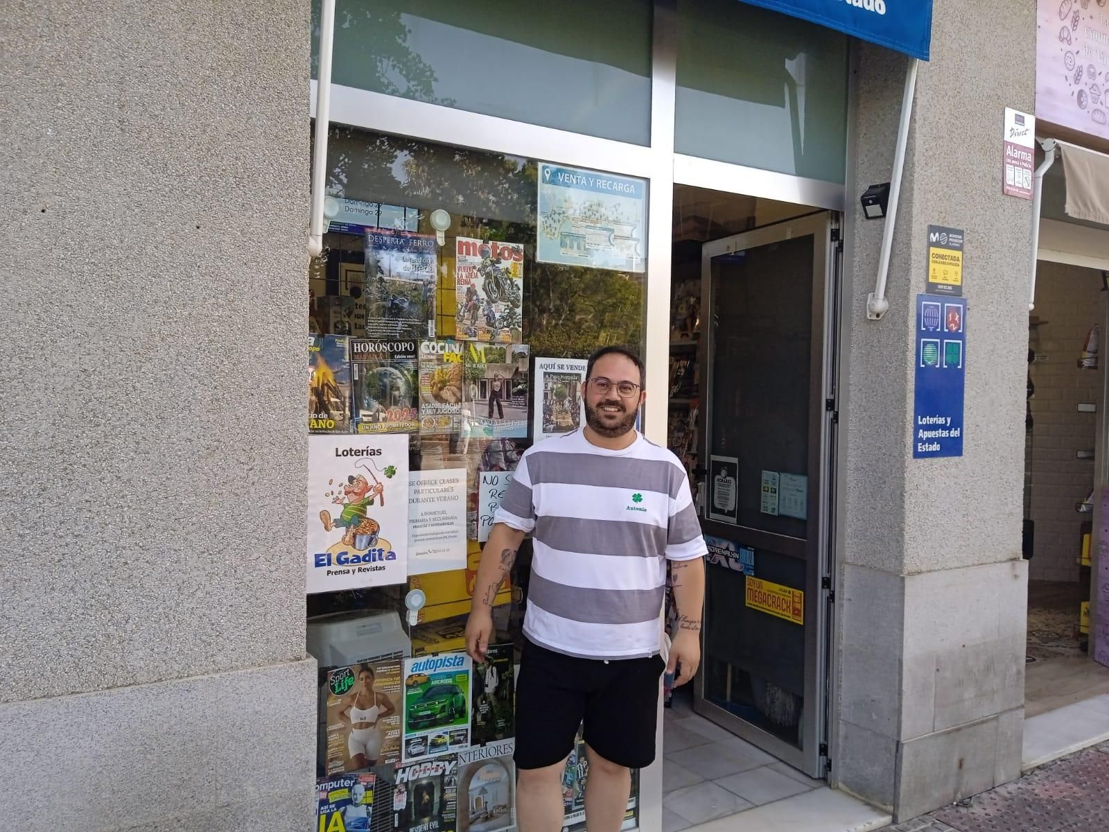 Antonio Jesús García delante del punto de venta El Gadita.