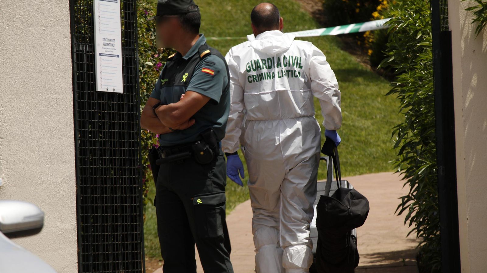 Investigadores en el lugar donde aparecieron los dos cuerpos.