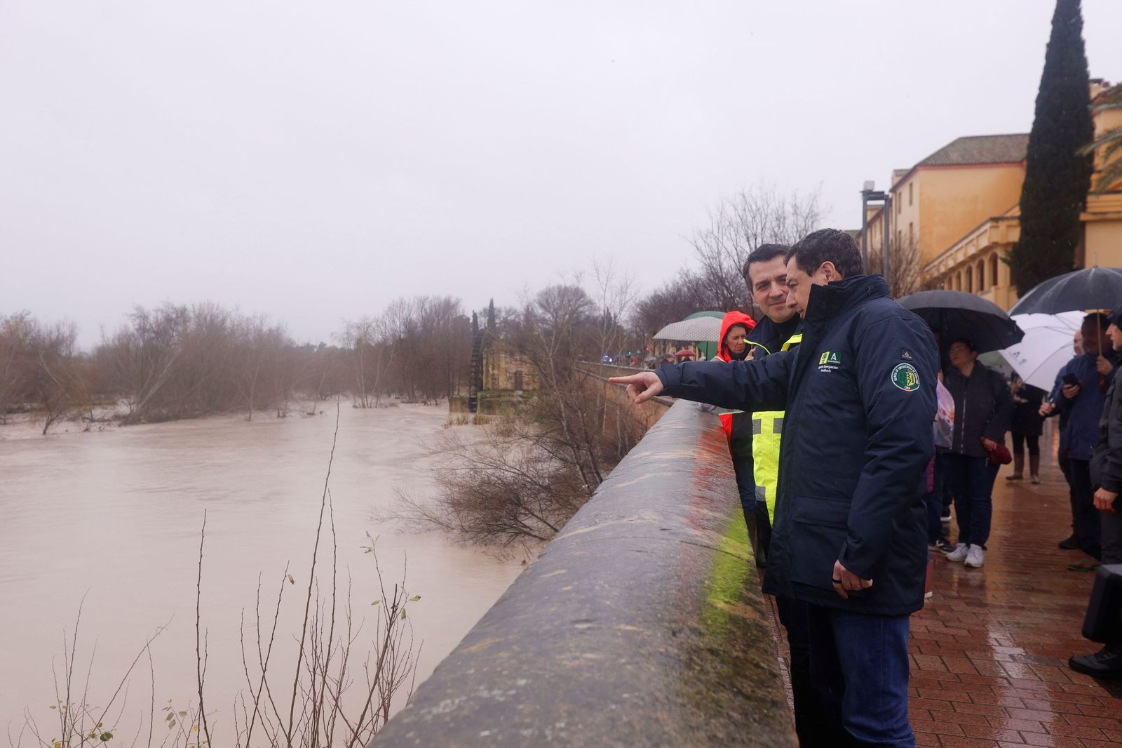 Juanma Moreno y el alcalde de Córdoba, junto al río Guadalquivir a su paso por la ciudad.