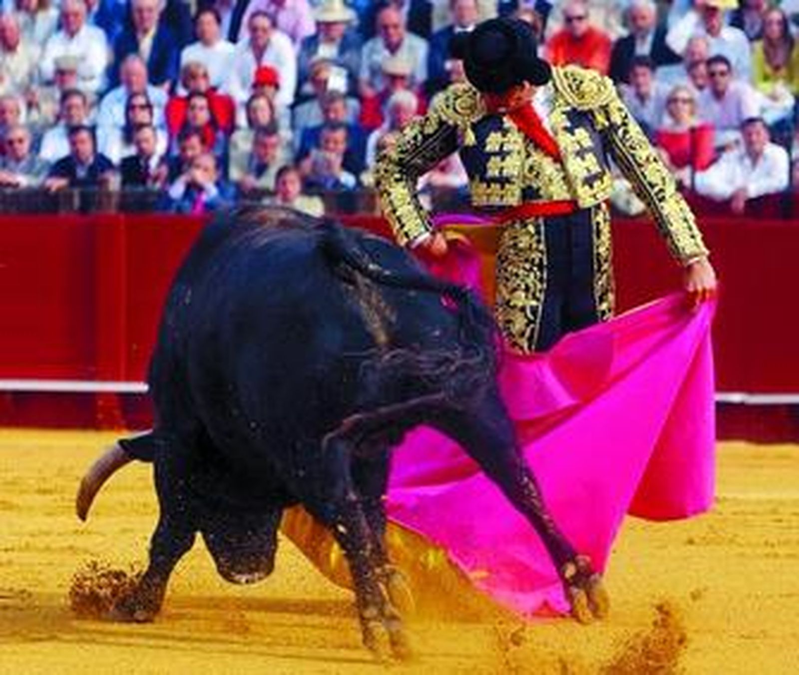 Morante de la Puebla torea de capa -en imagen de archivo-.