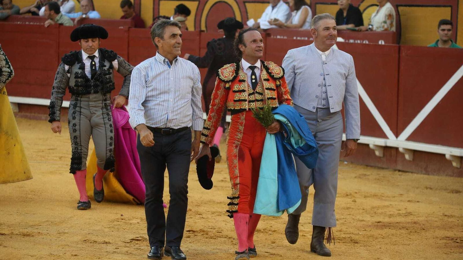 Vuelta al ruedo de Antonio Ferrera, Victorino Martín y el mayoral de la ganadería.