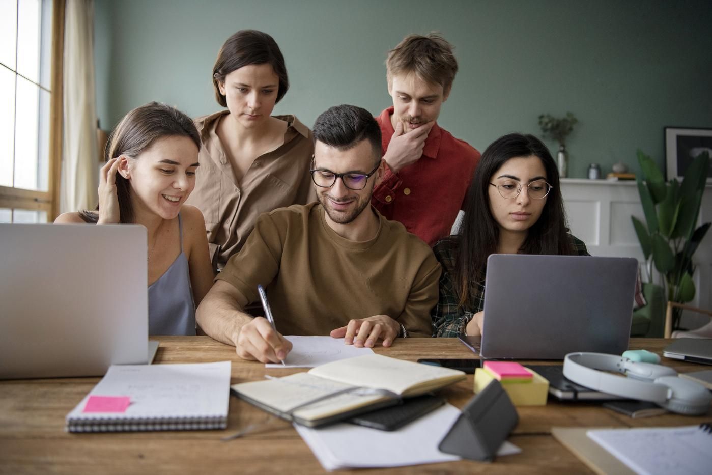 Estudiar demasiado puede matar tu memoria, según Amara Aladel, médica de urgencias
