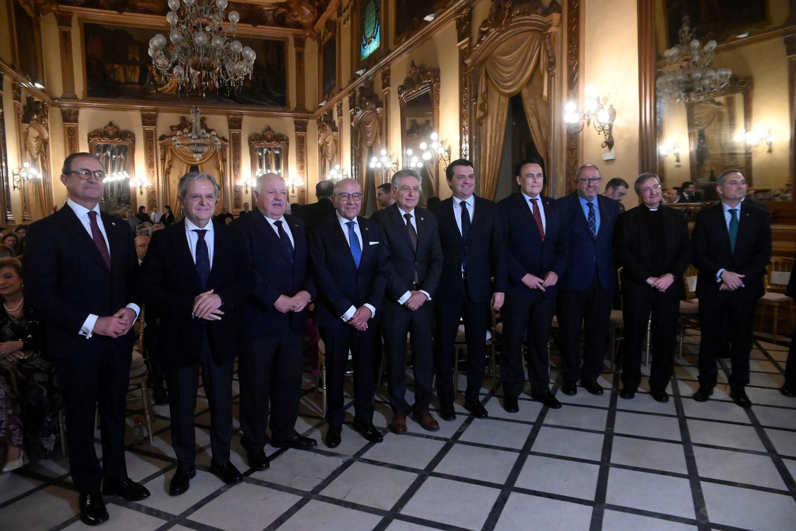Ls imágenes de la entrega de insignias y la Medalla de Oro del Real Círculo de la Amistad de Córdoba
