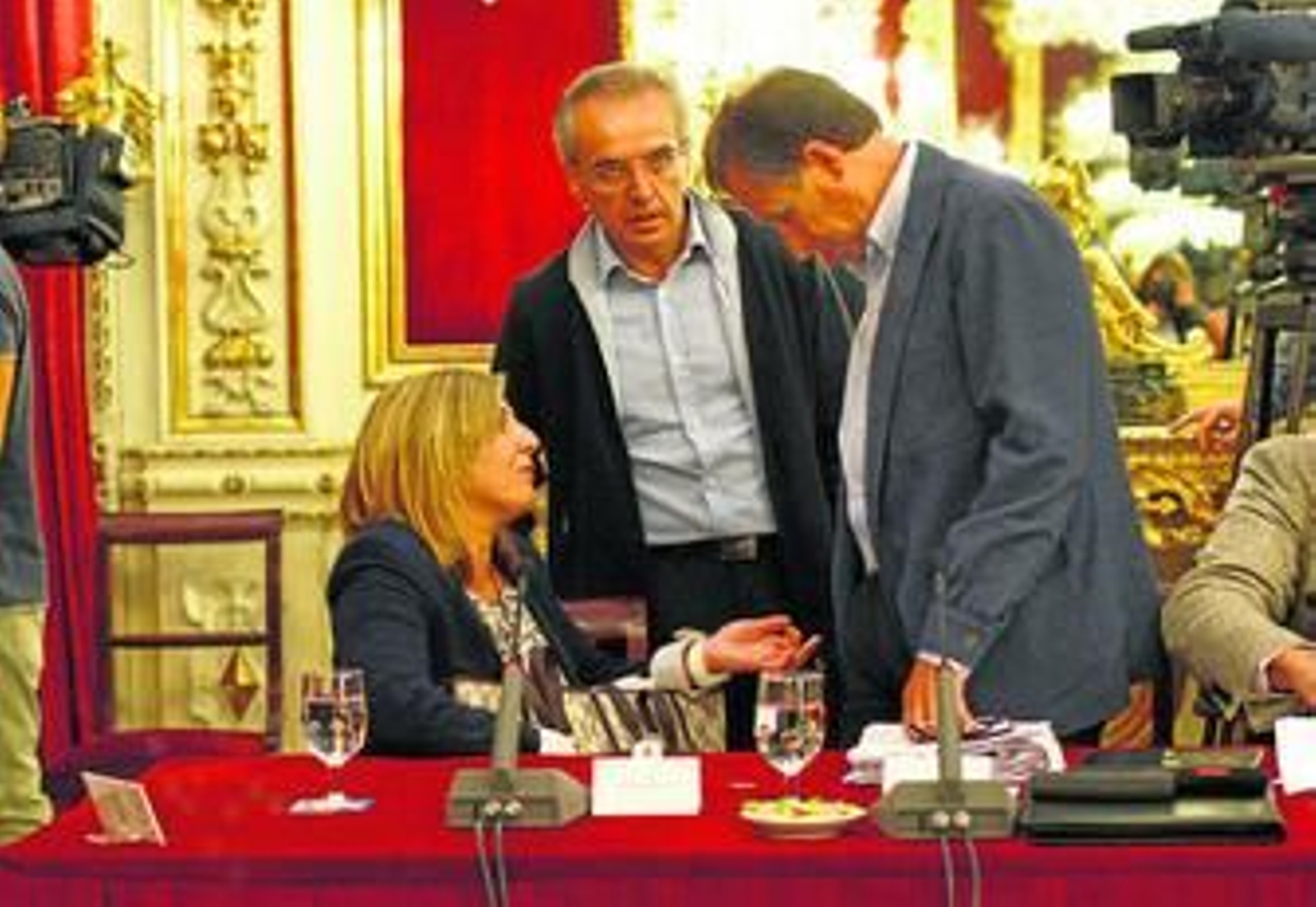 José María Román mira al suelo mientras escucha a Irene García antes del pleno de ayer en la Diputación. Junto a ellos, Alfonso Moscoso.