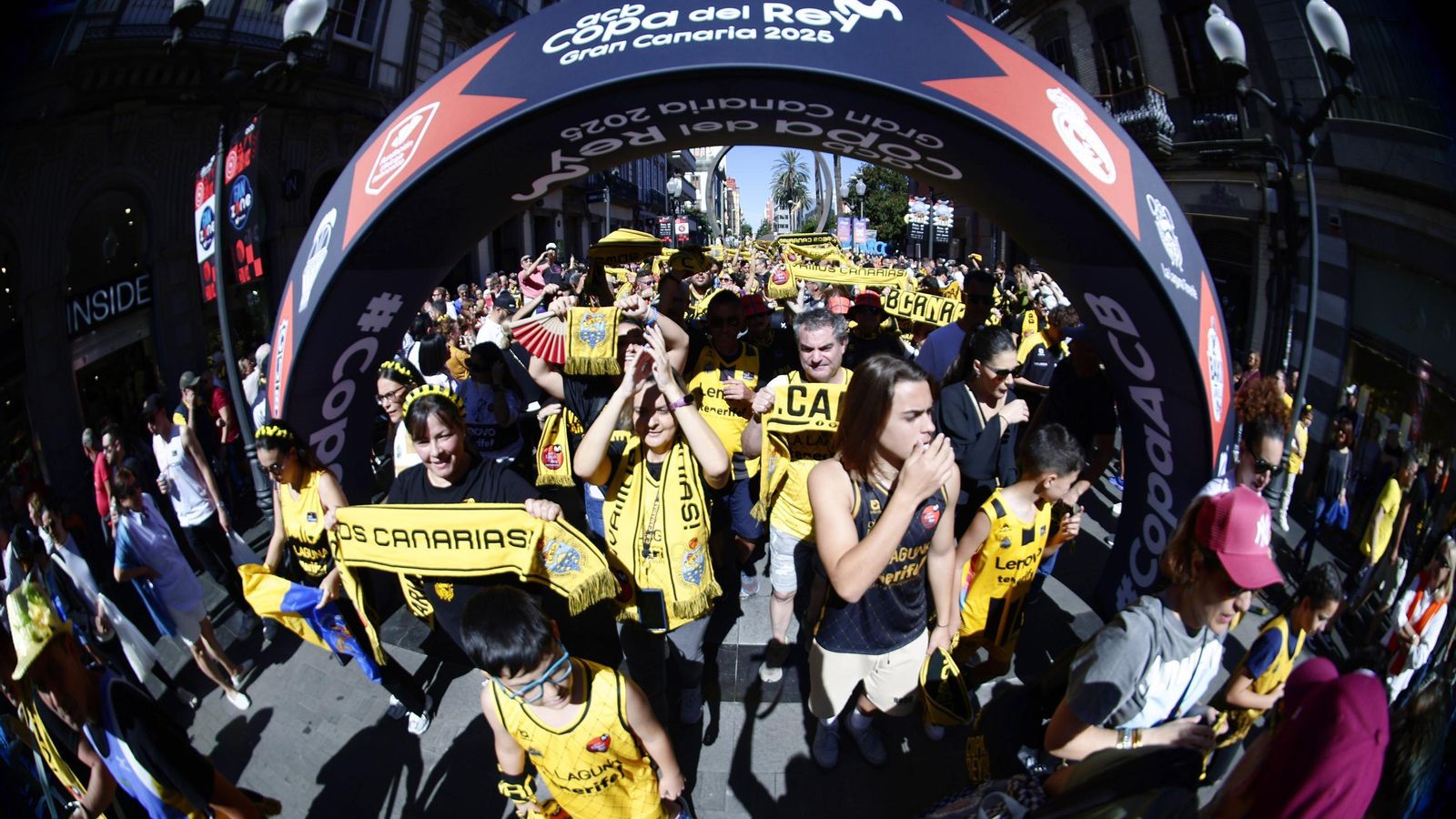 La gran fiesta de las aficiones en la Copa: Miles de personas toman las calles de Las Palmas
