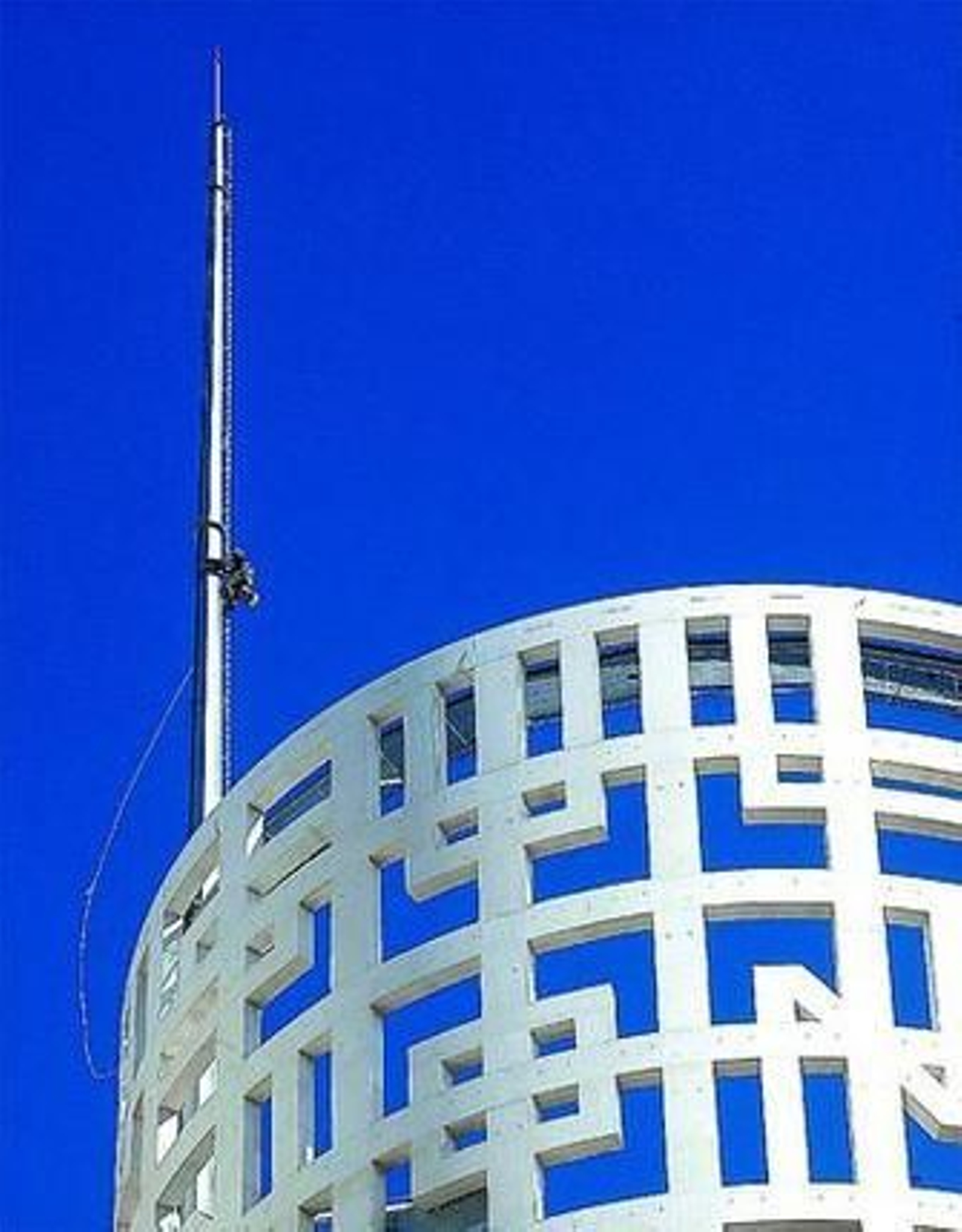 La antena, instalada ayer en una de las torres.