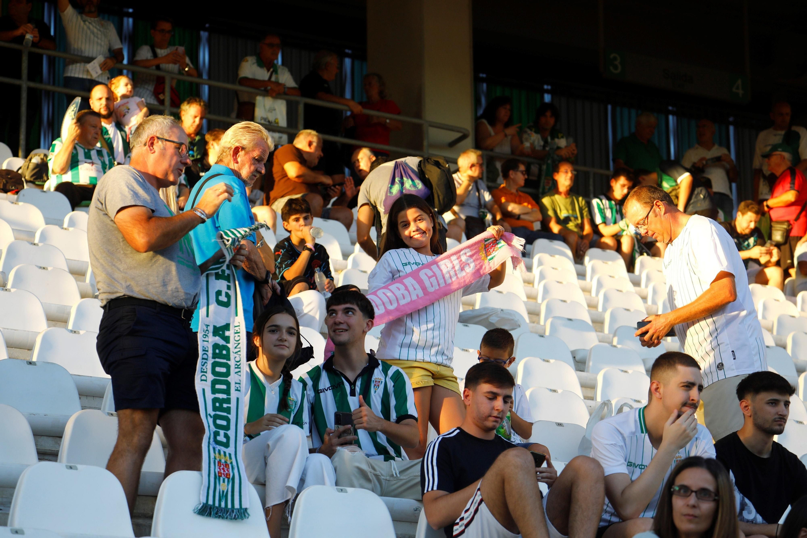 El ambiente en las gradas de El Arcángel para el Córdoba CF - Recreativo Granada, en imágenes