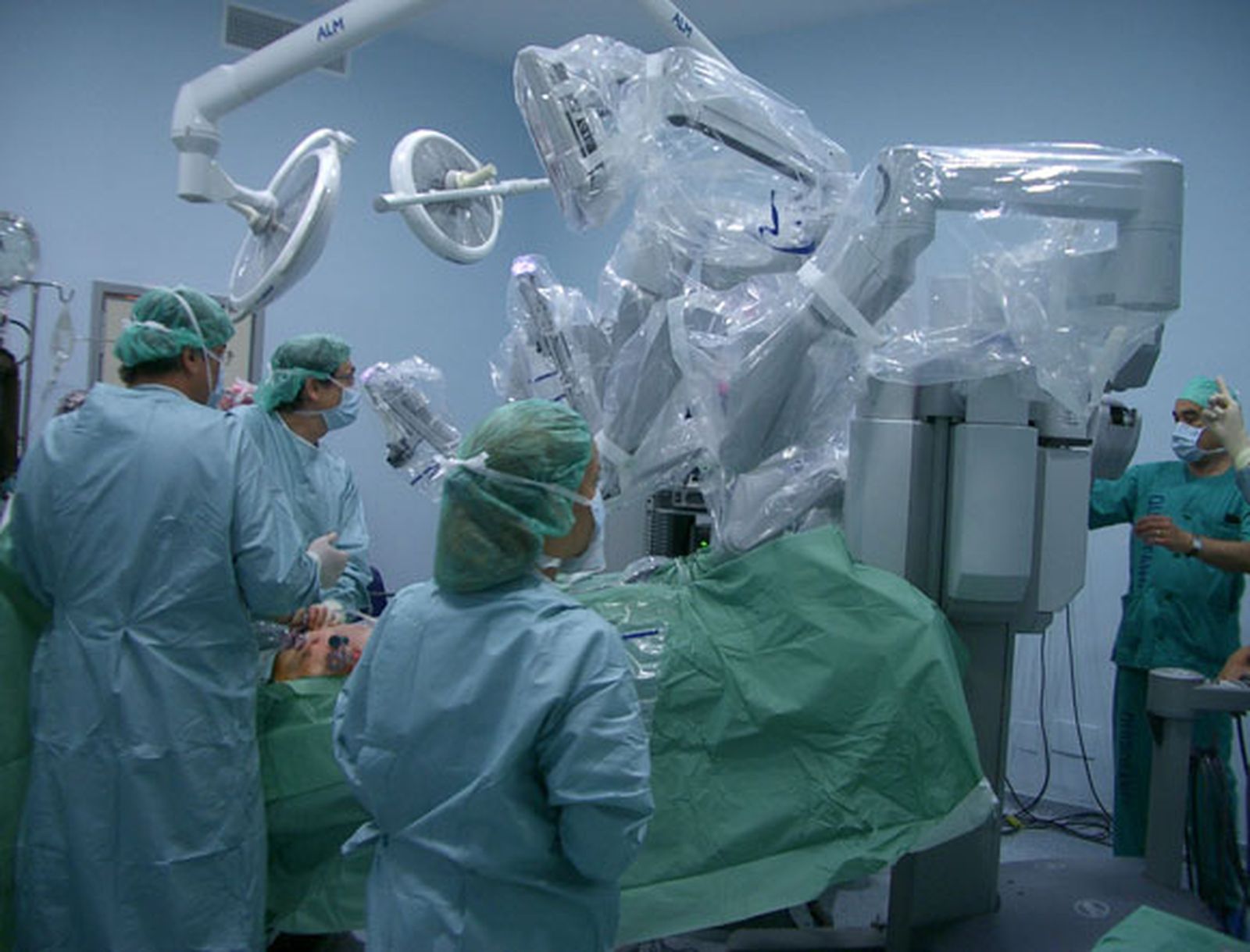 Los hospitales andaluces realizan más de 400 operaciones de cirugía robótica