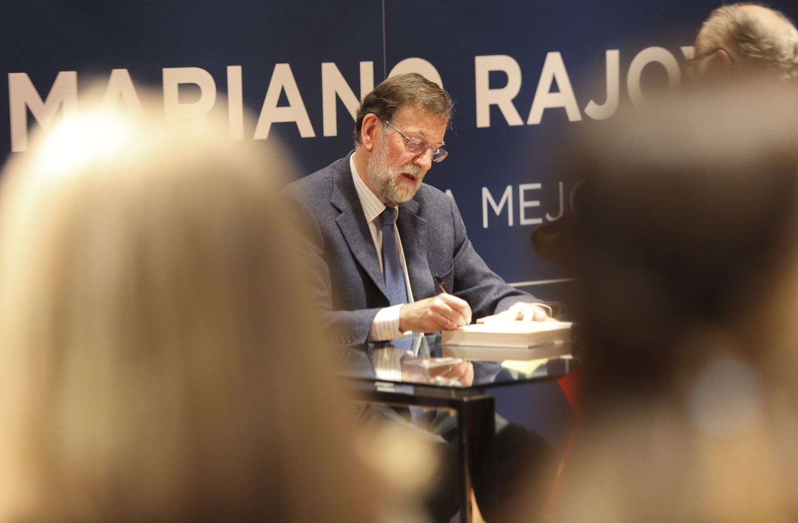 El expresidente, durante la firma.