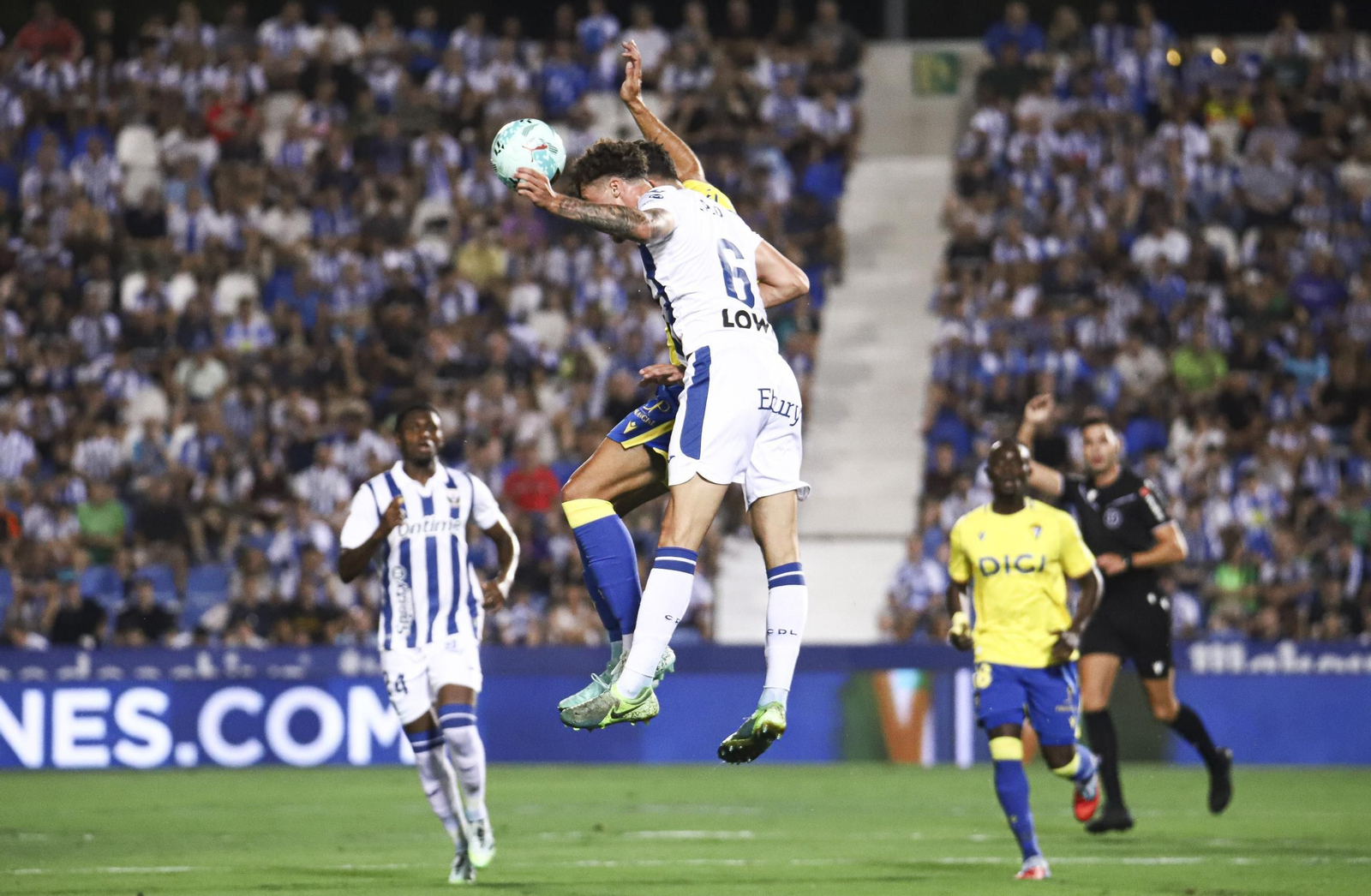 Duelo aéreo en el partido Leganés-Cádiz.