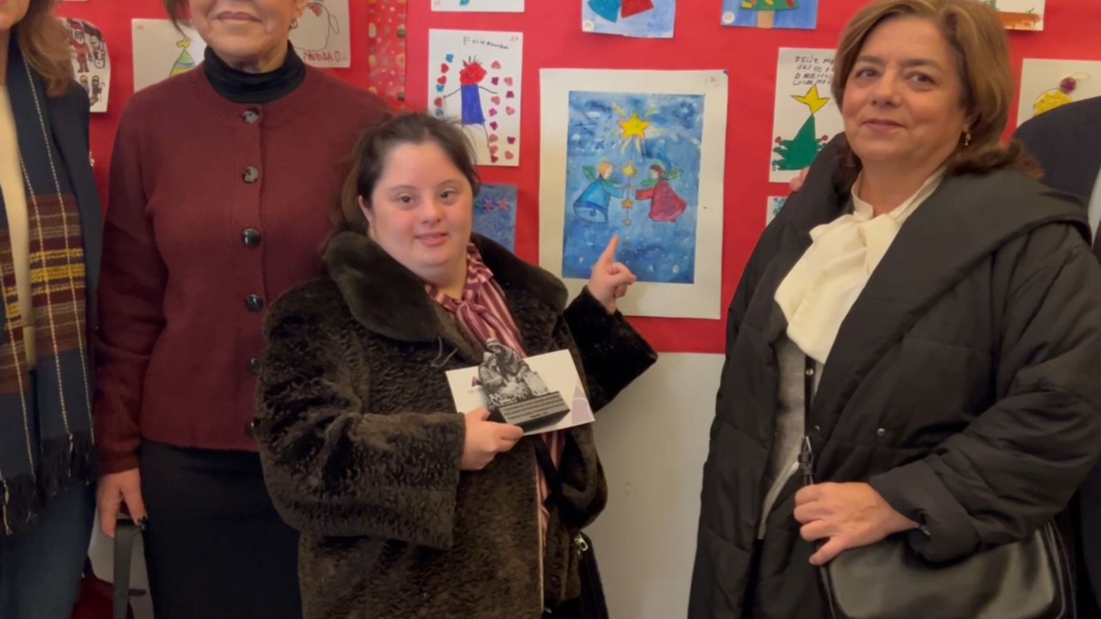 La ganadora, Amparo Pérez, junto al Christmas premiado