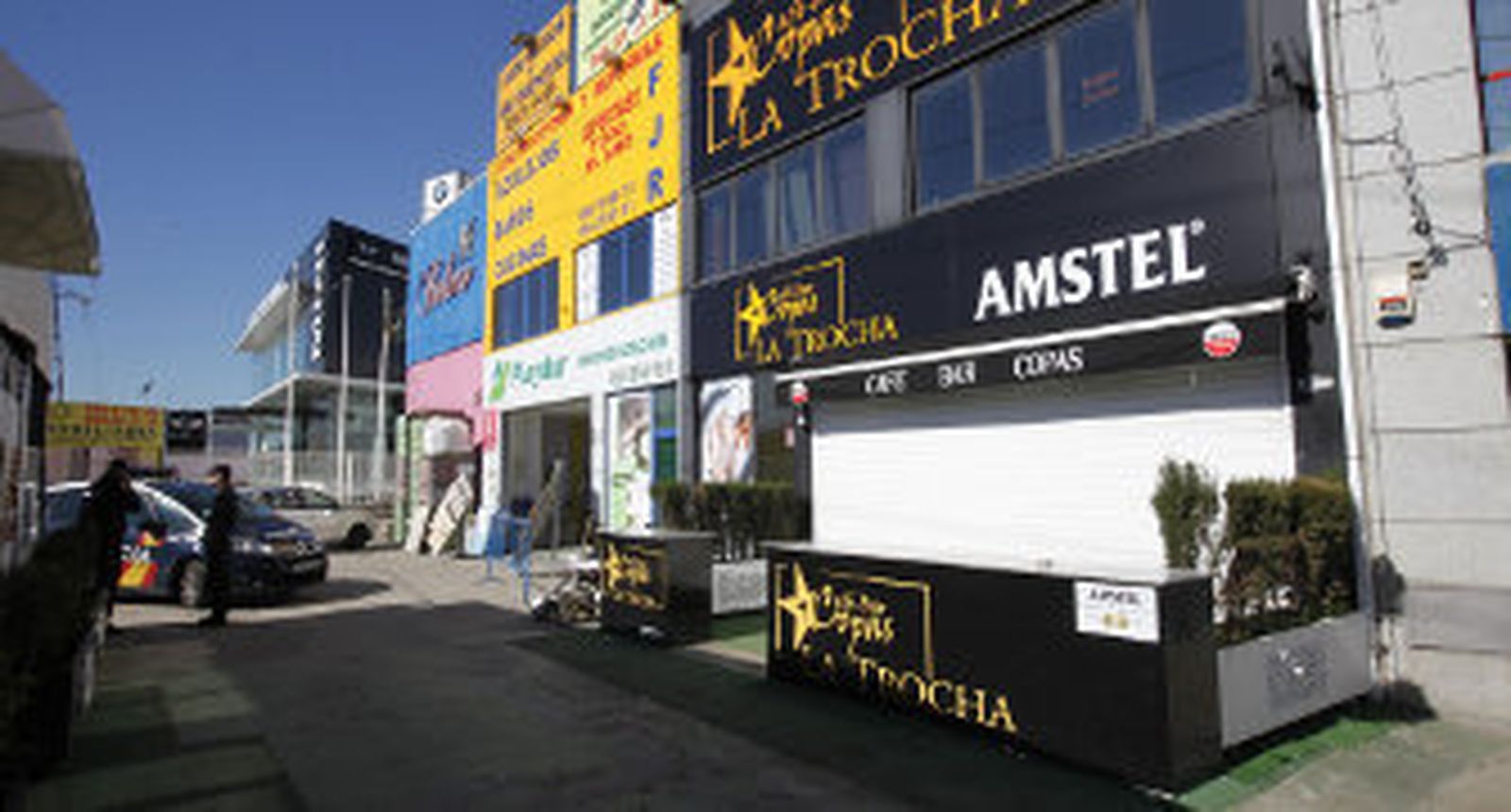 La Policía, el sábado, ante el bar La Trocha. / José Ángel García