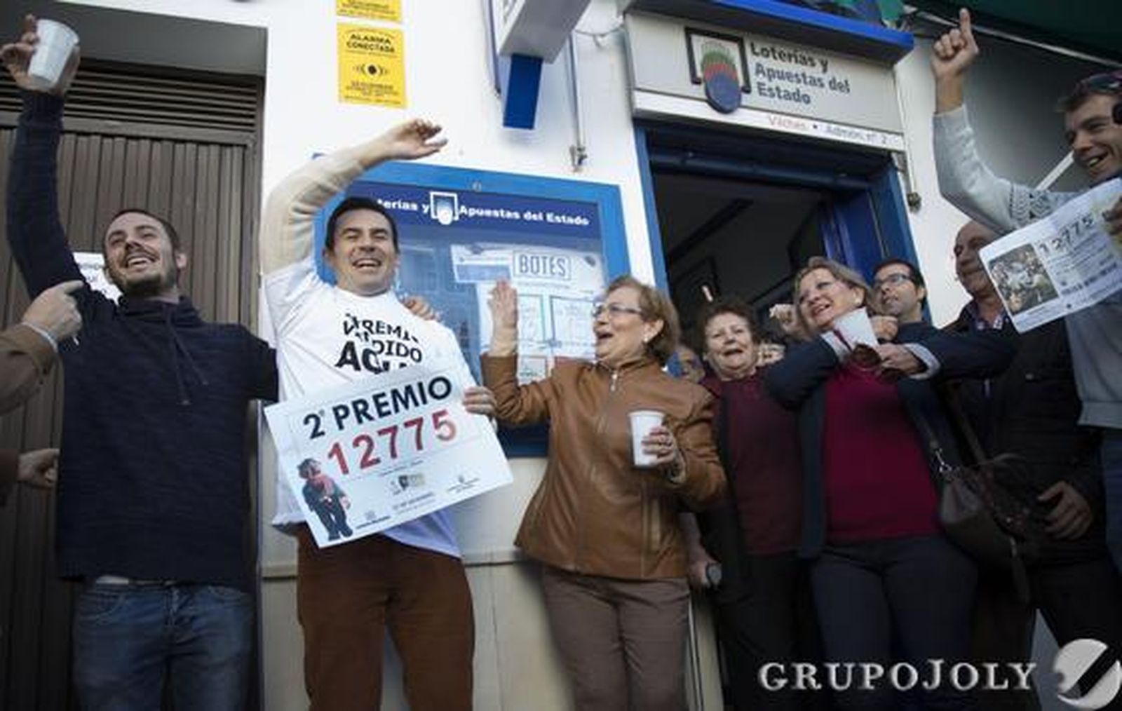 Vecinos de Osuna, agraciados con el segundo premio al número 12775.

Foto: M.J.López