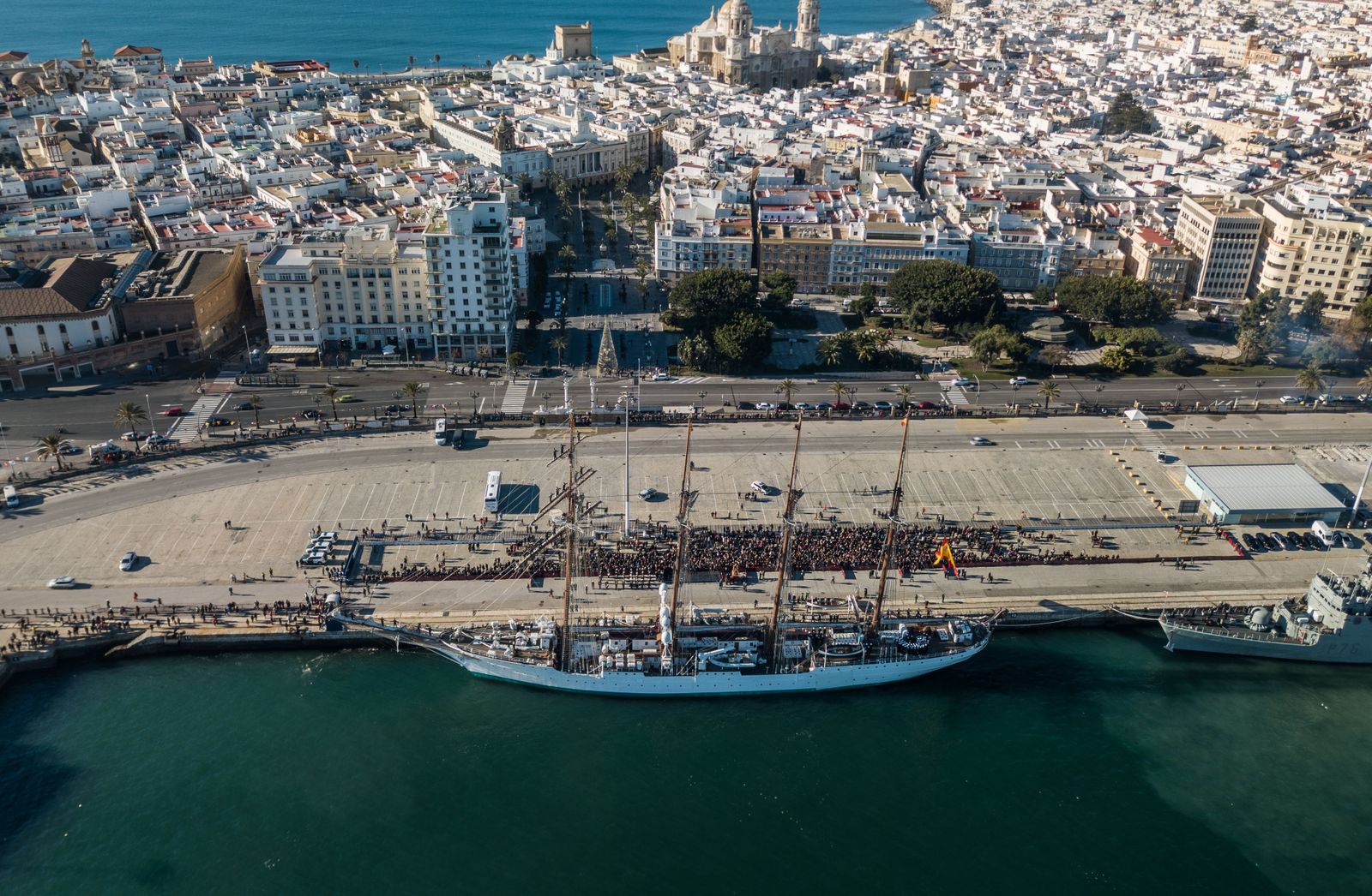 Vista desde el aire de la última salida del 'Juan Sebastián de Elcano'.