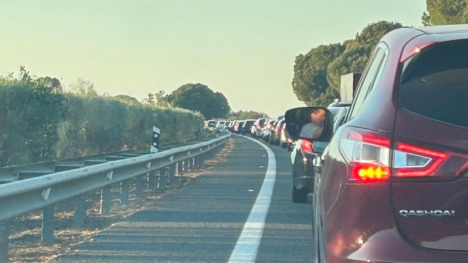 Colas kilométricas de coches en la AP-4.