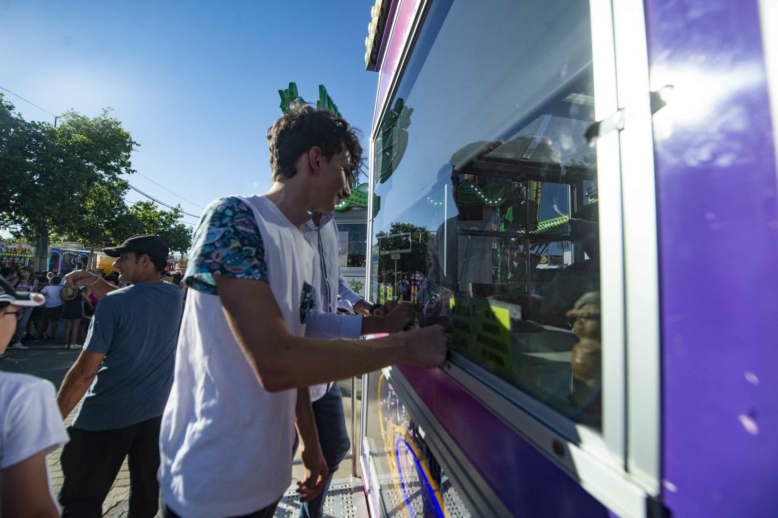 El botellón y la calle del Infierno de la Feria, en imágenes