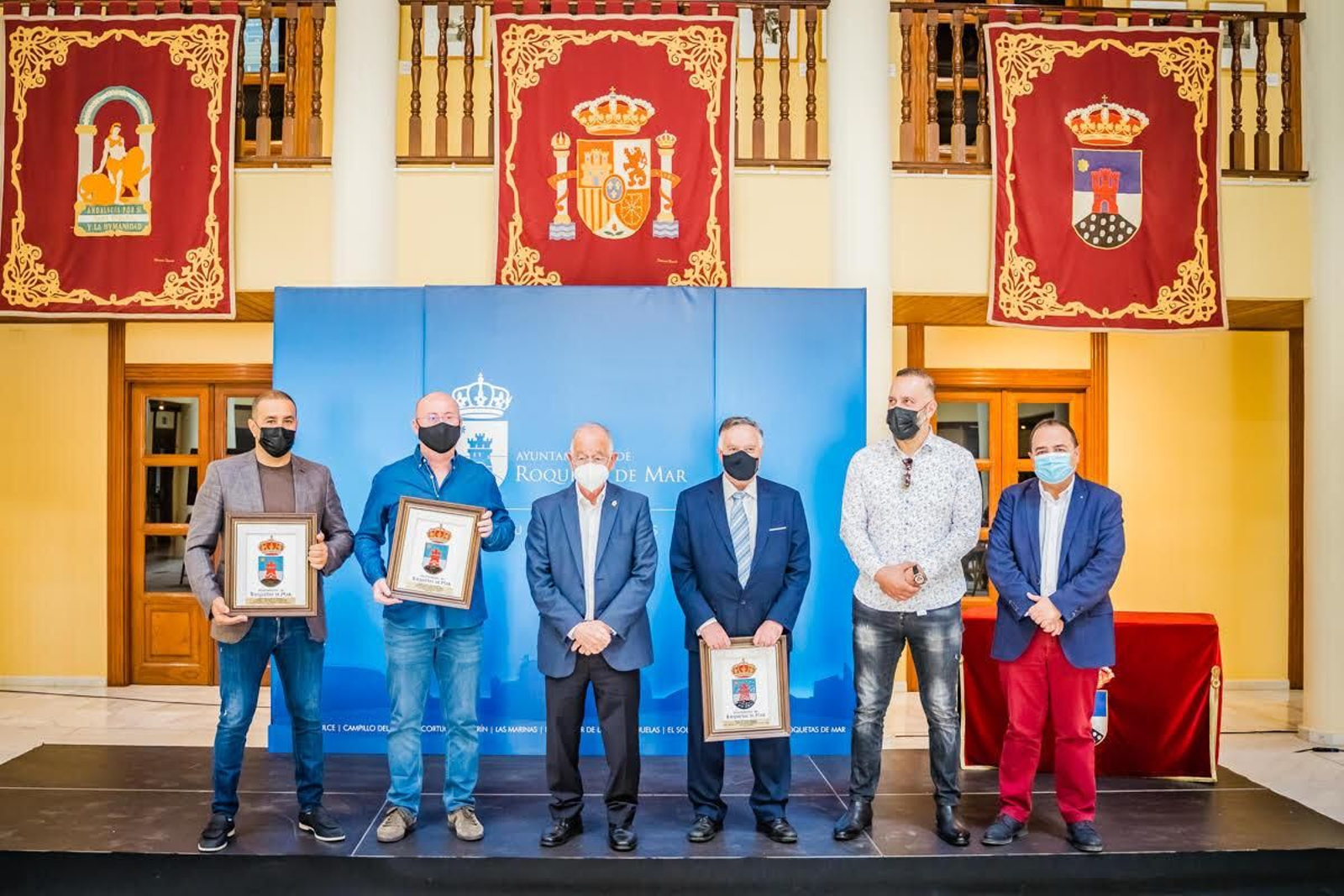 El alcalde, Gabriel Amat, con los premiados.