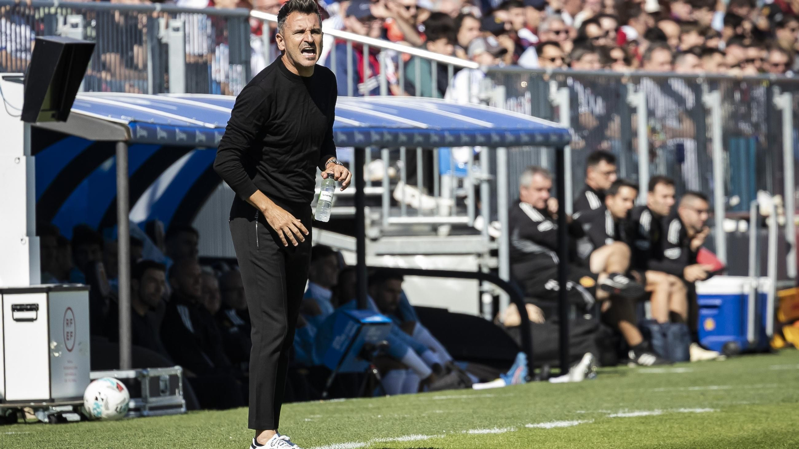 Iván Ania da órdenes durante un lance del partido en Zaragoza.