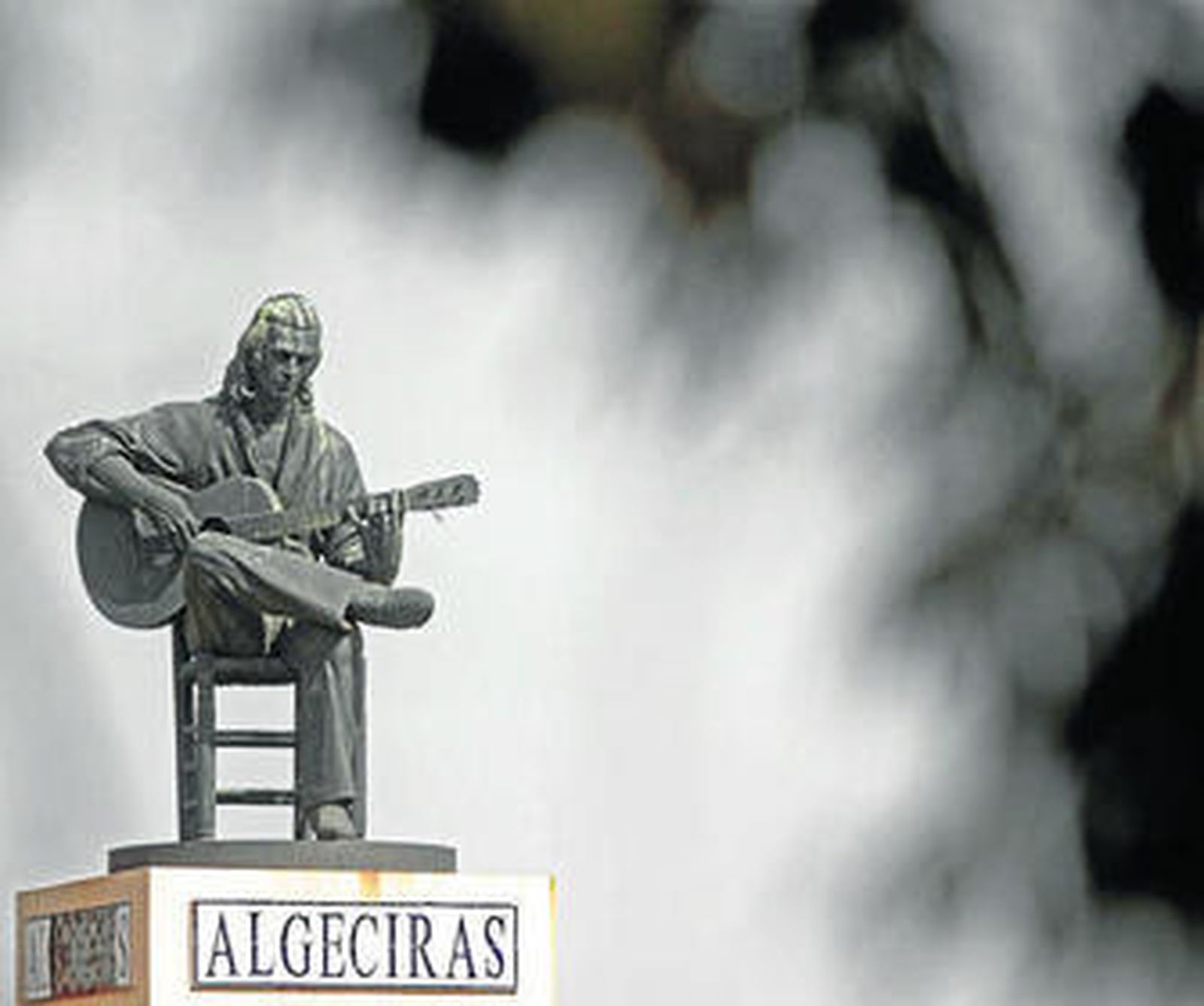 La escultura, obra de Nacho Falgueras, que recuerda a Paco de Lucía.