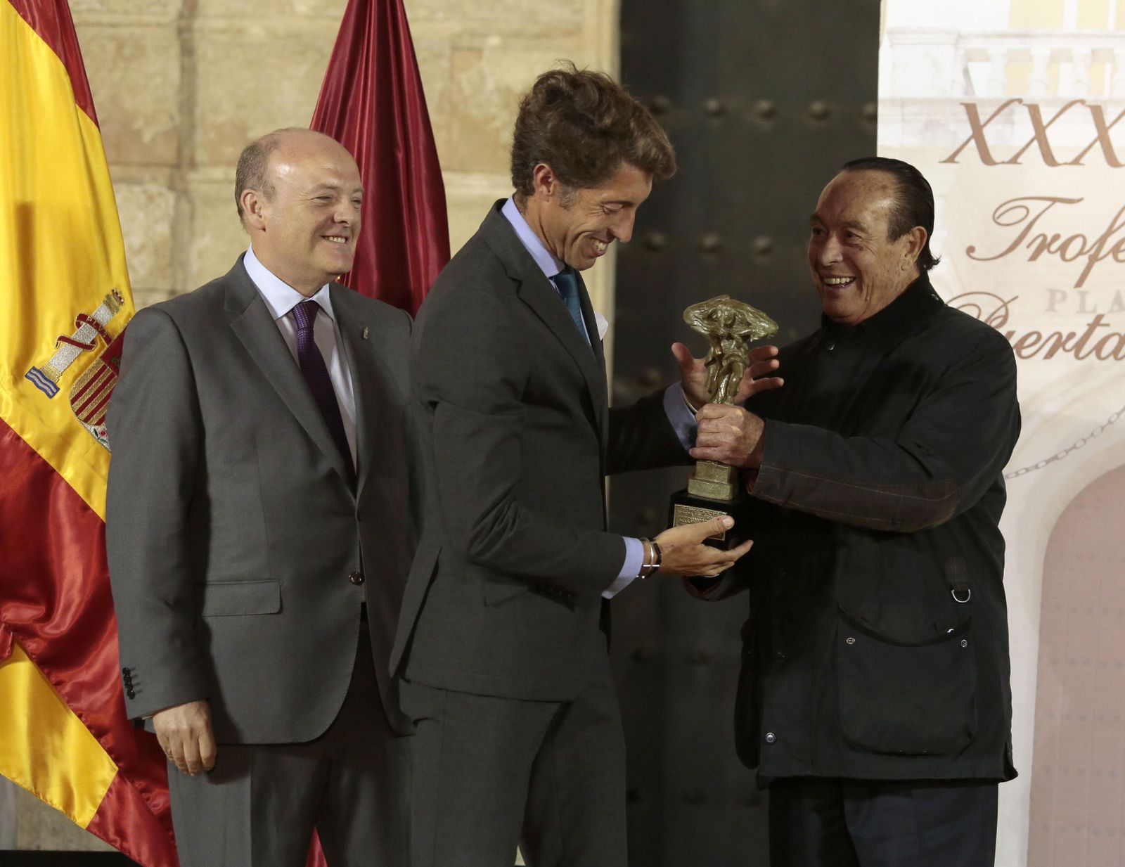 Escribano recibe el trofeo al mejor toreo de capote de manos de Curro Romero.