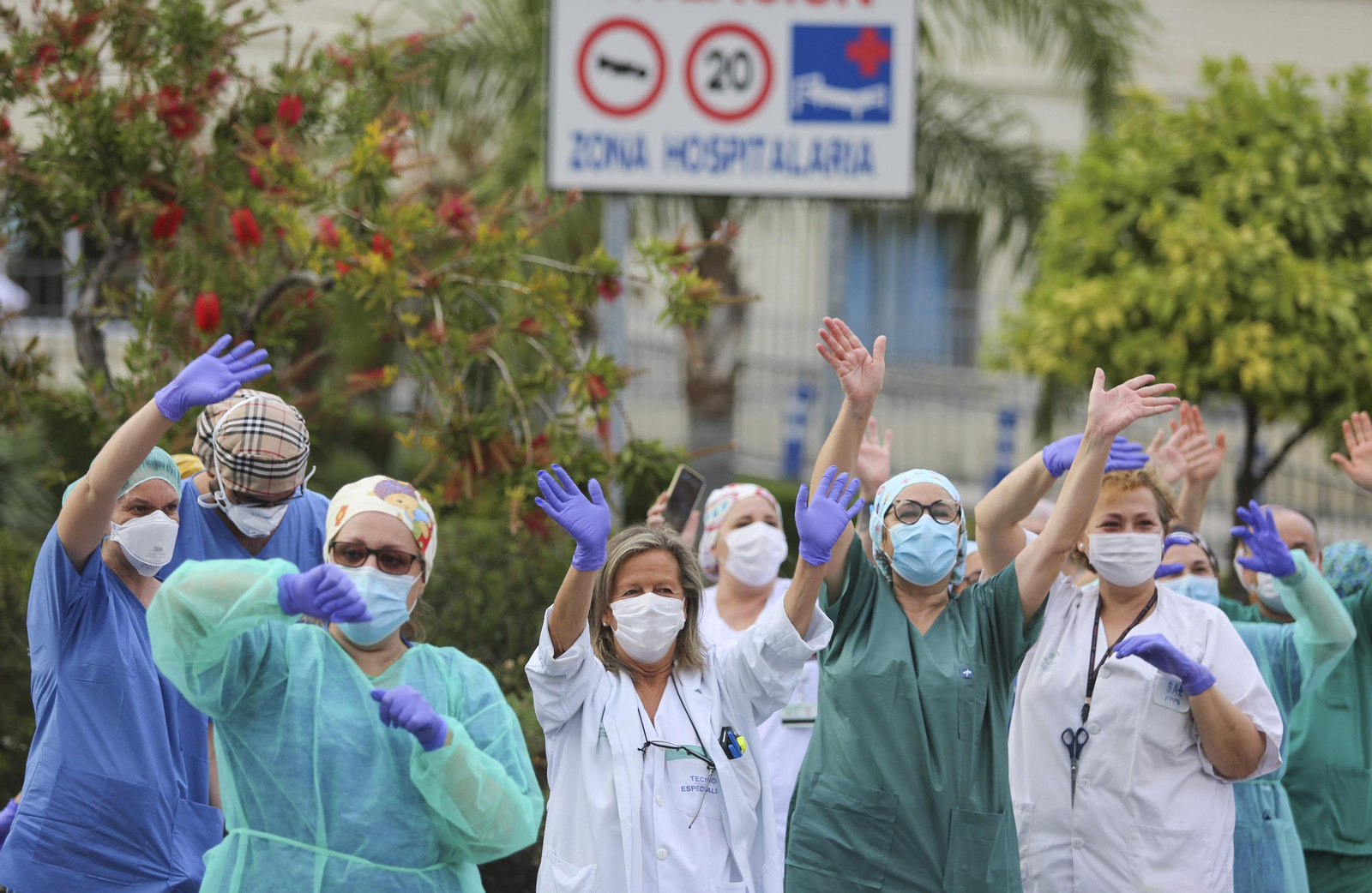 Sanitarios a las puertas del Hospital Regional.