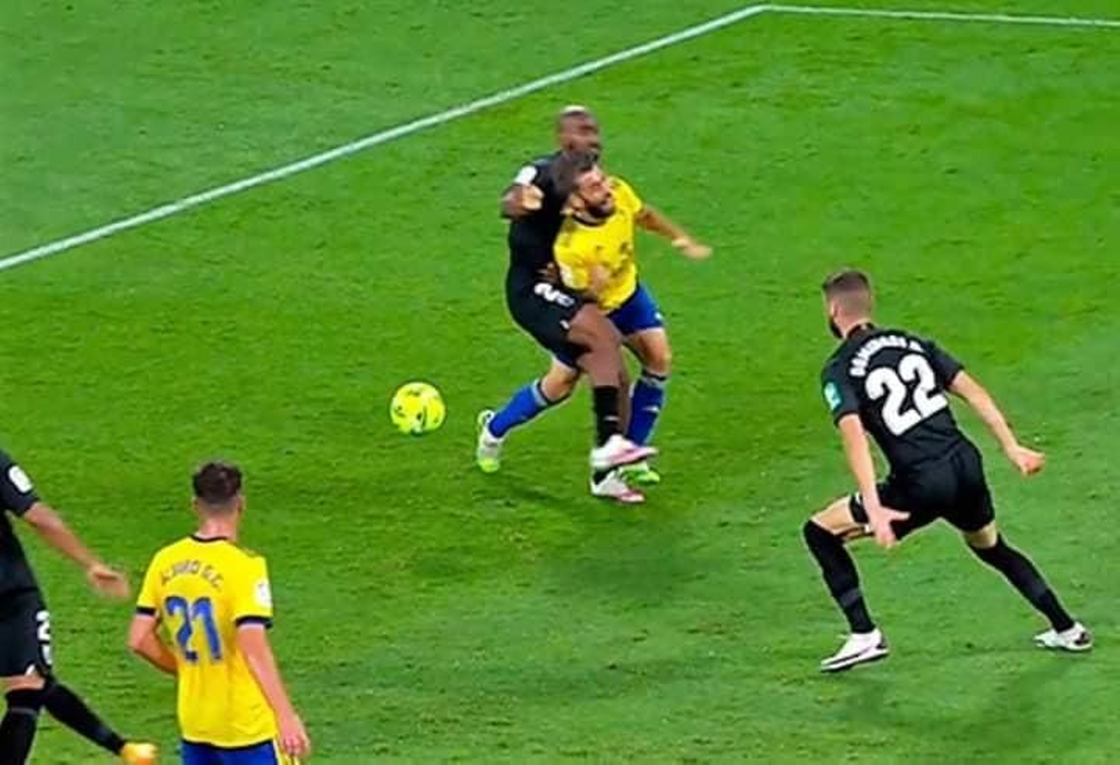 Penalti no pitado sobre Perea en el partido contra el Granada.