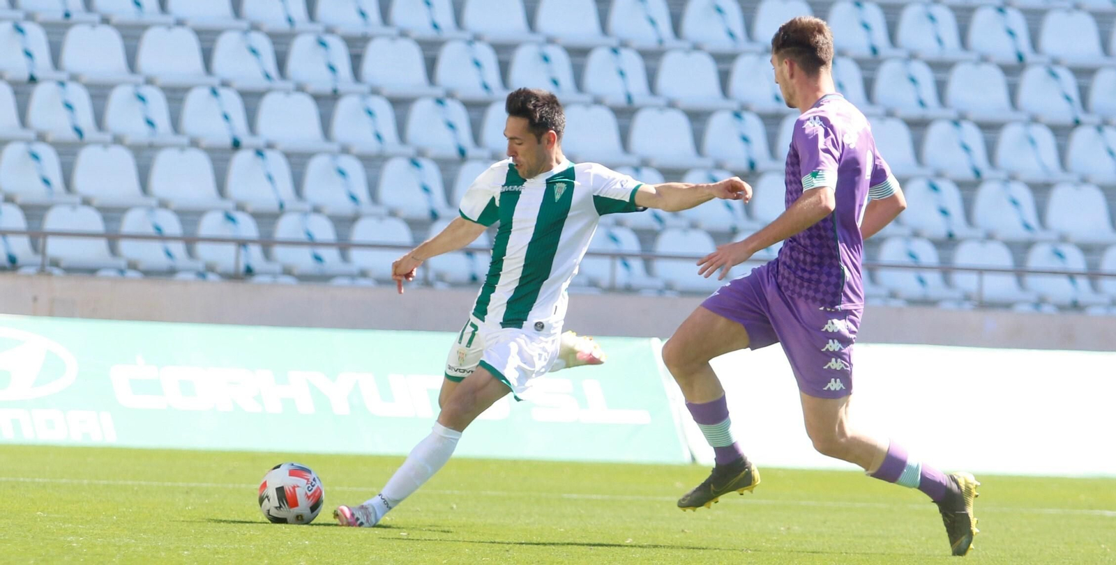 Carlos Valverde intenta un disparo en el duelo ante el Betis Deportivo.