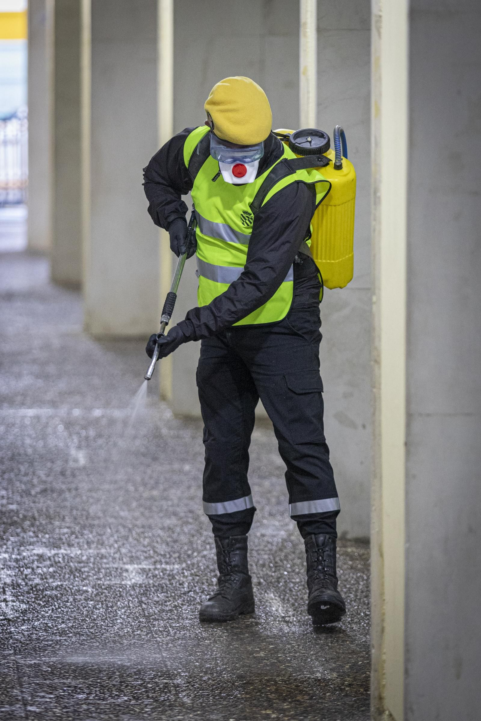La UME desinfecta el hospital Puerta del Mar