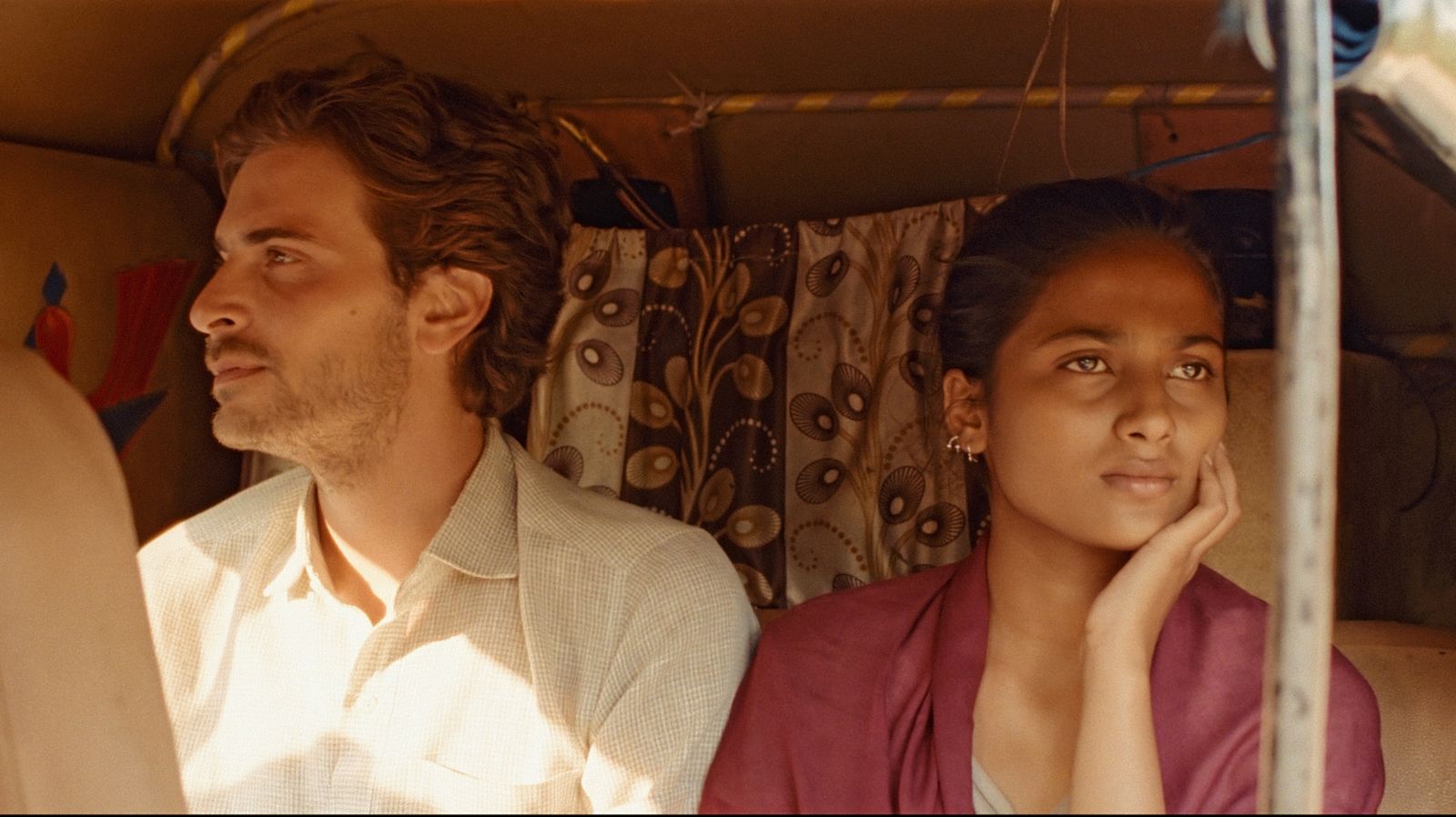 Roman Kolinka y Aarshi Banerjee en una imagen de 'Maya', de Mia Hansen-Love.