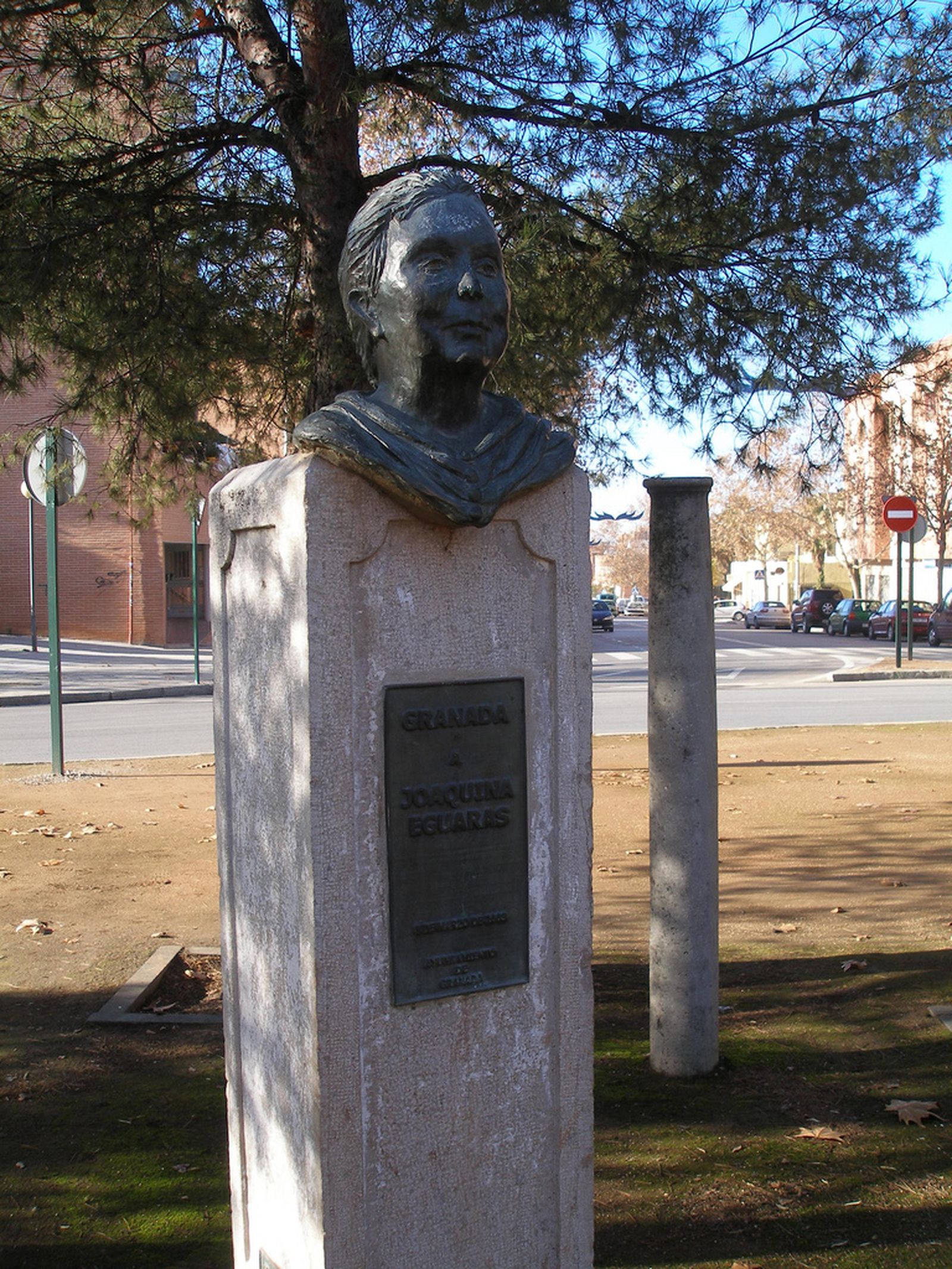 Monumento en honor a Joaquina Eguaras, la primera profesora de la UGR.