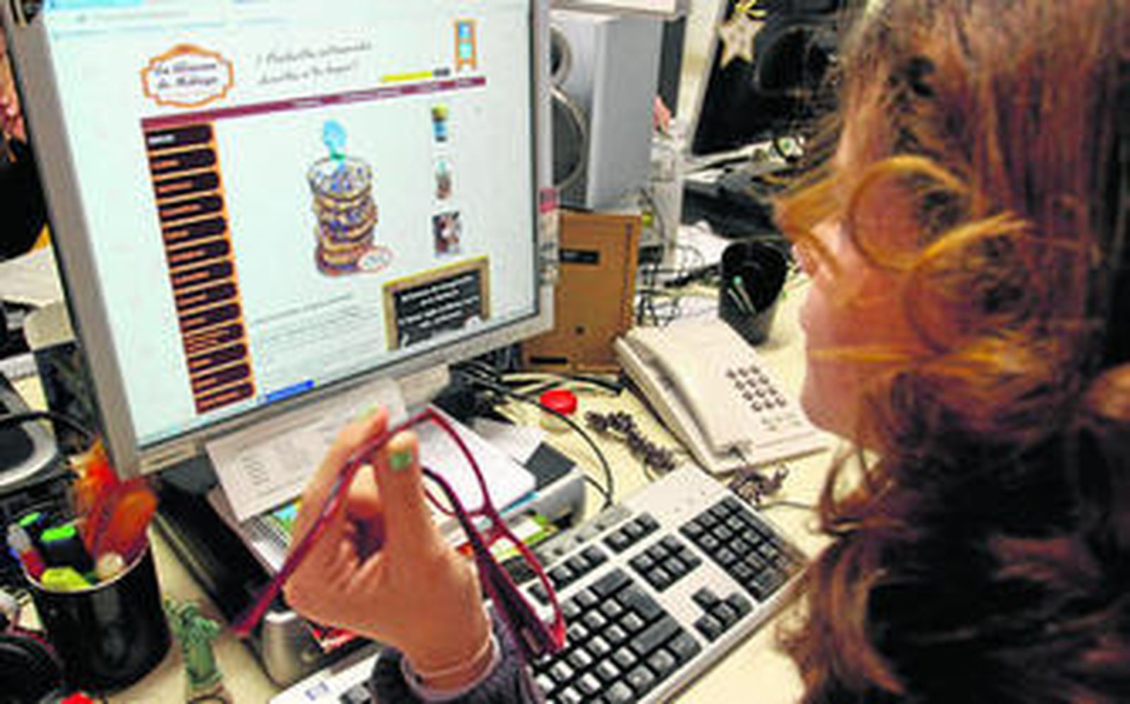 Una usuaria consulta los productos de La alacena de Málaga.