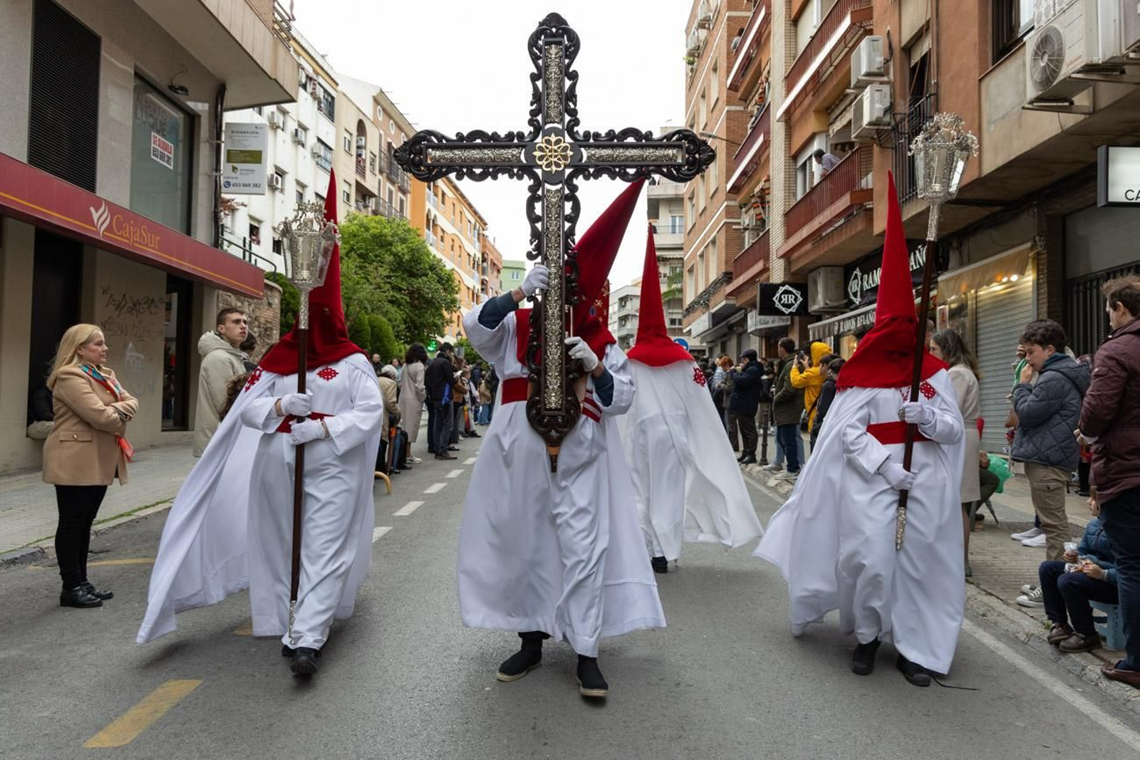 La temida lluvia impide el desarrollo normal de este Martes Santo