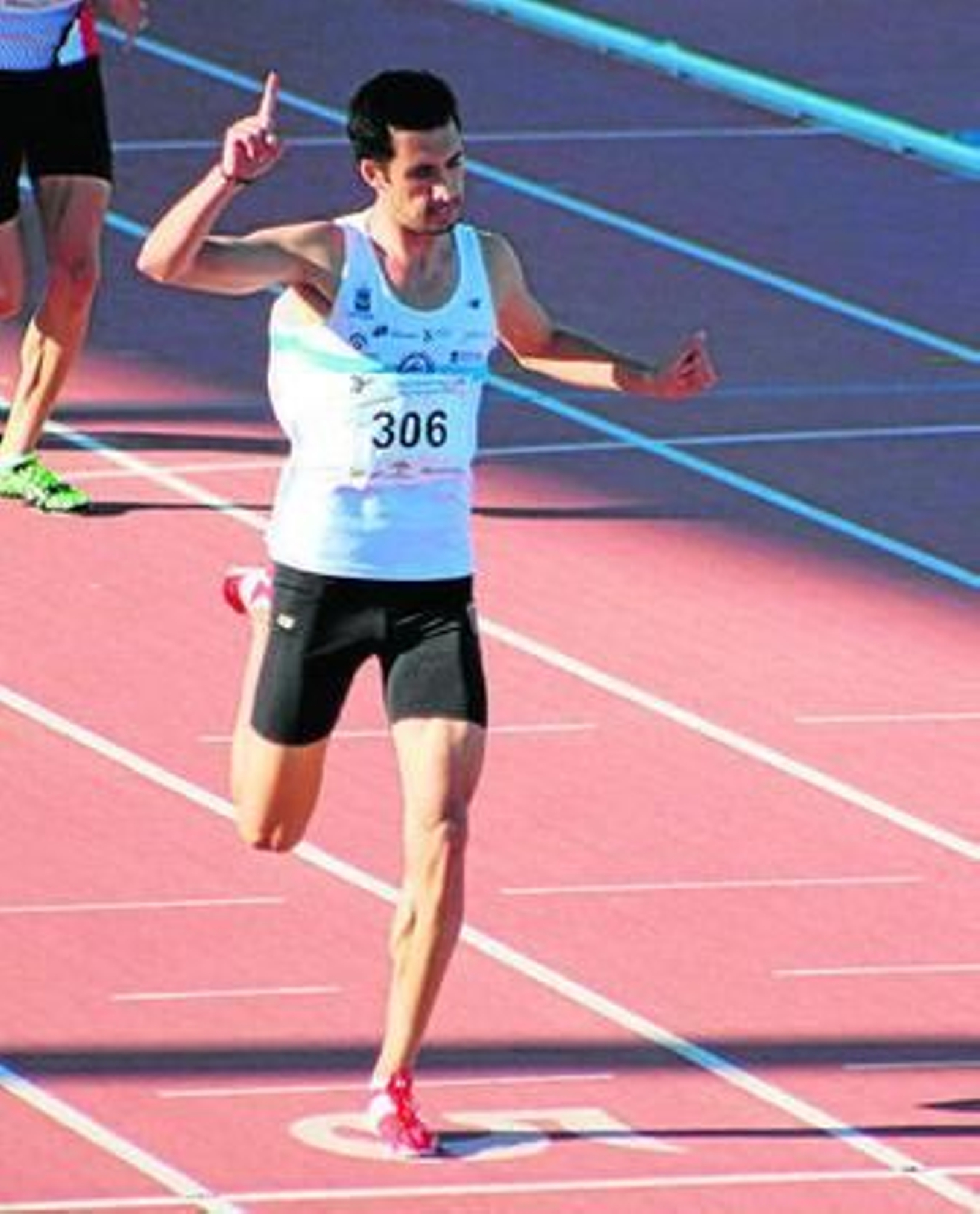 Gustavo Avilés levanta el dedo satisfecho tras conquistar el oro. Gustavo Avilés levanta el dedo satisfecho tras conquistar el oro.