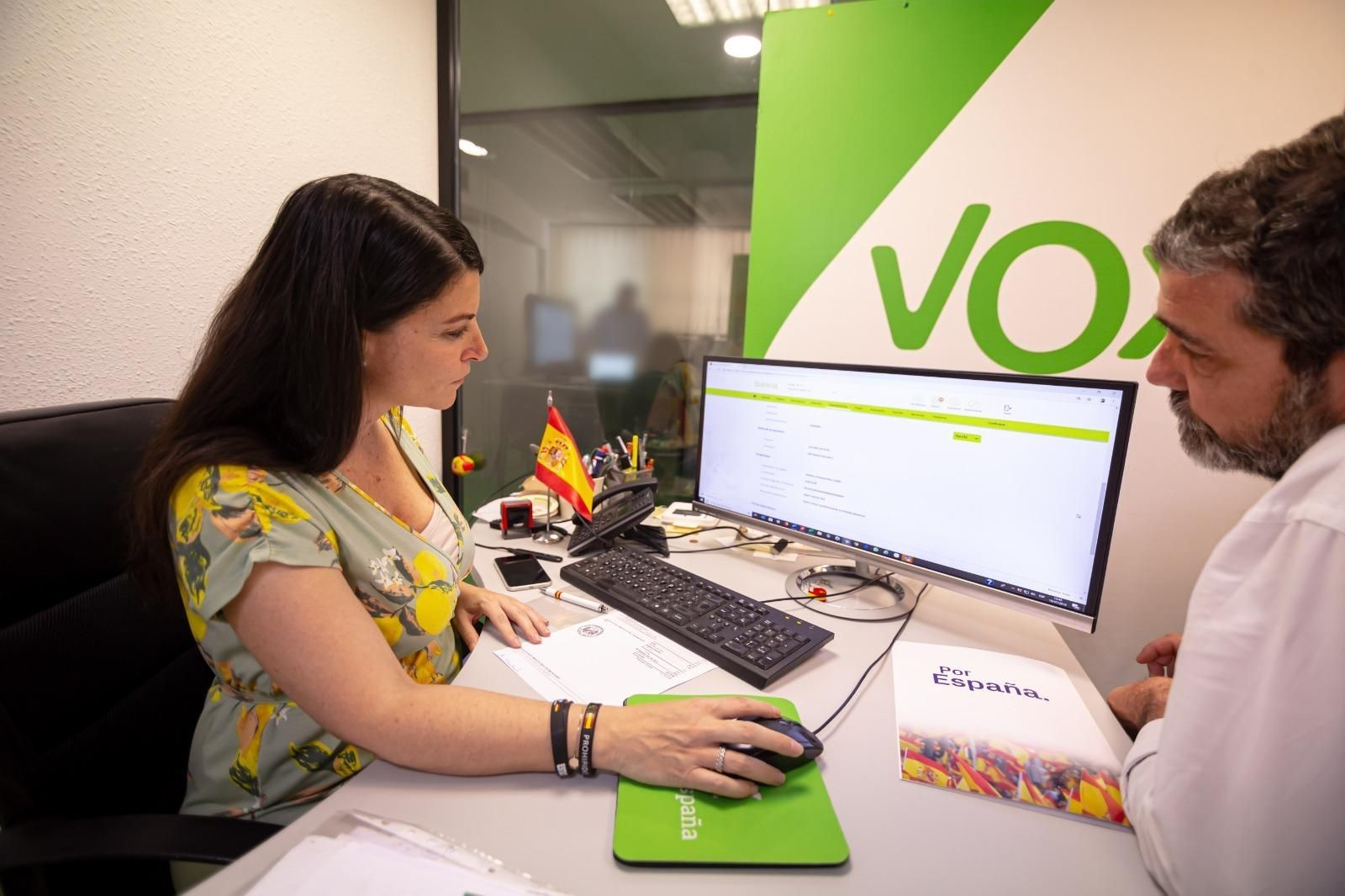 La diputada y secretaria general de Vox, Macarena Olona, realiza la transferencia desde la sede nacional del partido.