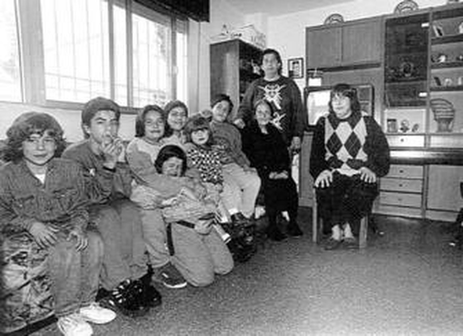1. La familia Guerrero, en 1989 en la infravivienda en la que residían en el barrio de Santa María 2. Siete años más tarde, en 1996, posan en el salón de su nueva casa, en la calle Barbate de la barriada de La Paz, junto a la abuela de la familia. 3. Varios miembros de la familia, en el exterior de su vivienda tras producirse la explosión en la noche del pasado lunes. (Fotos: Joaquín Hernández Kiki, José Braza, Joaquín Pino)