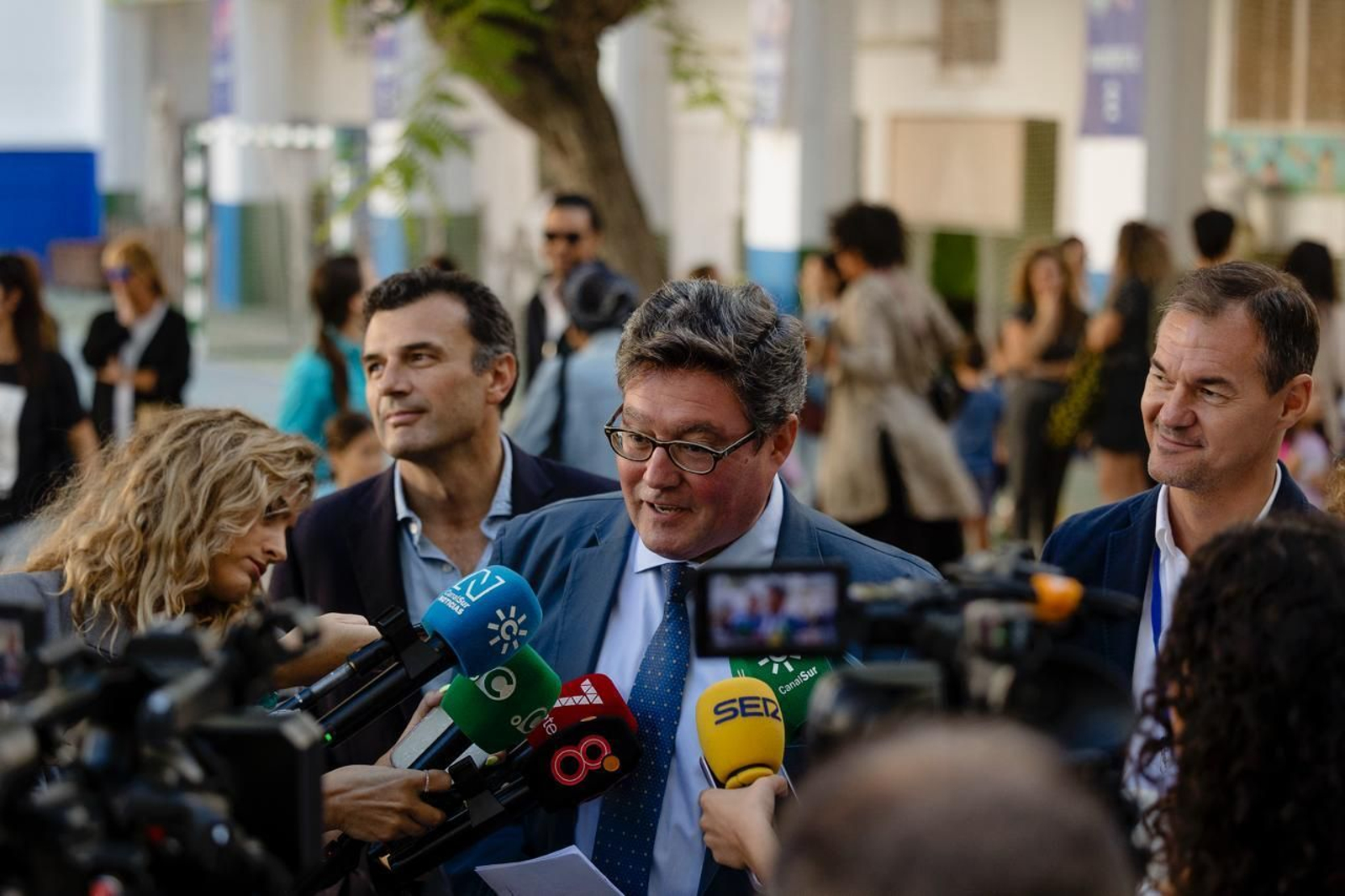 José Ángel Aparicio, en el centro de la imagen, esta mañana en el CEIP Reyes Católicos.