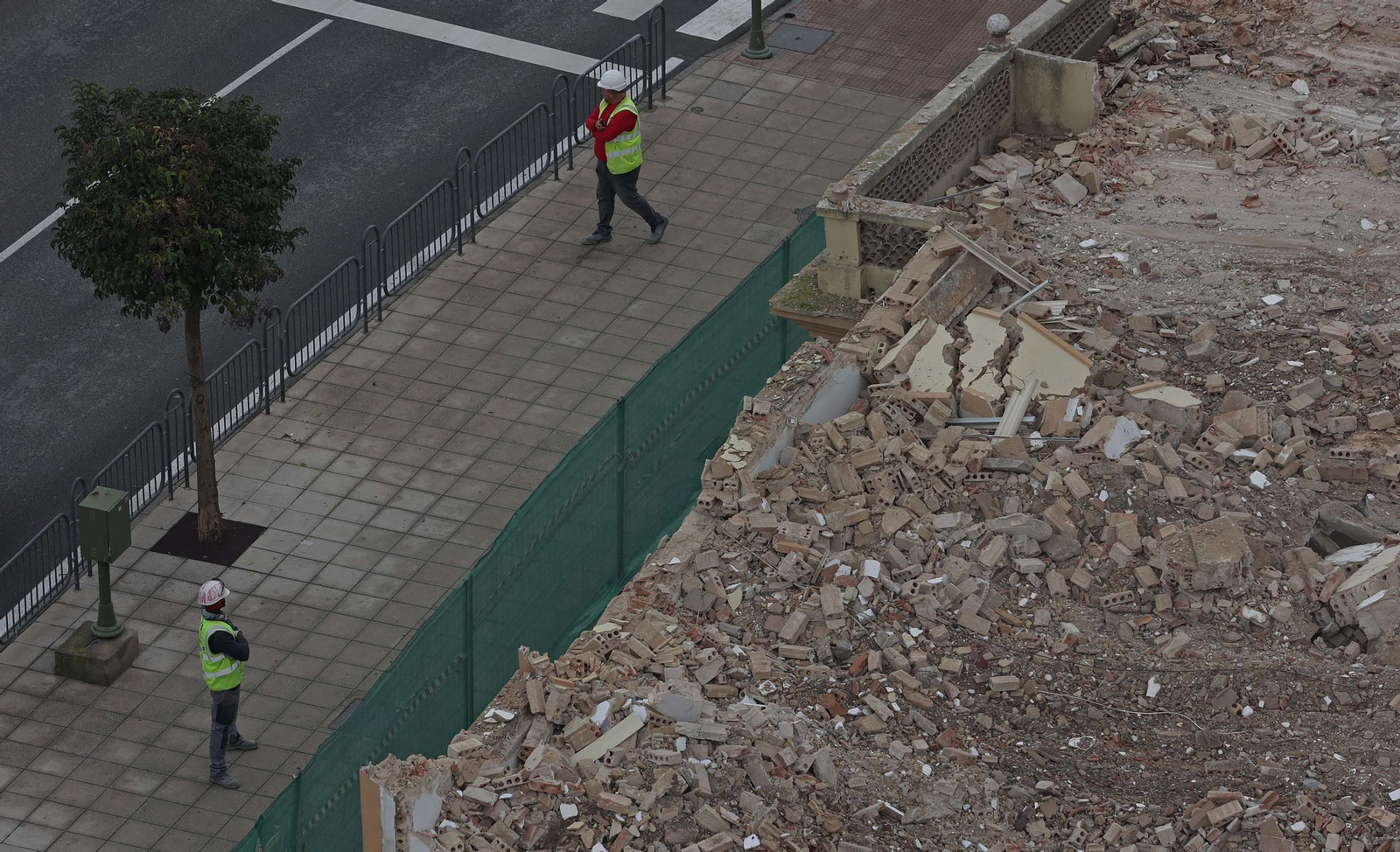 Fotos de los trabajos de demolición de las viviendas militares de la avenida Virgen del Carmen en Algeciras