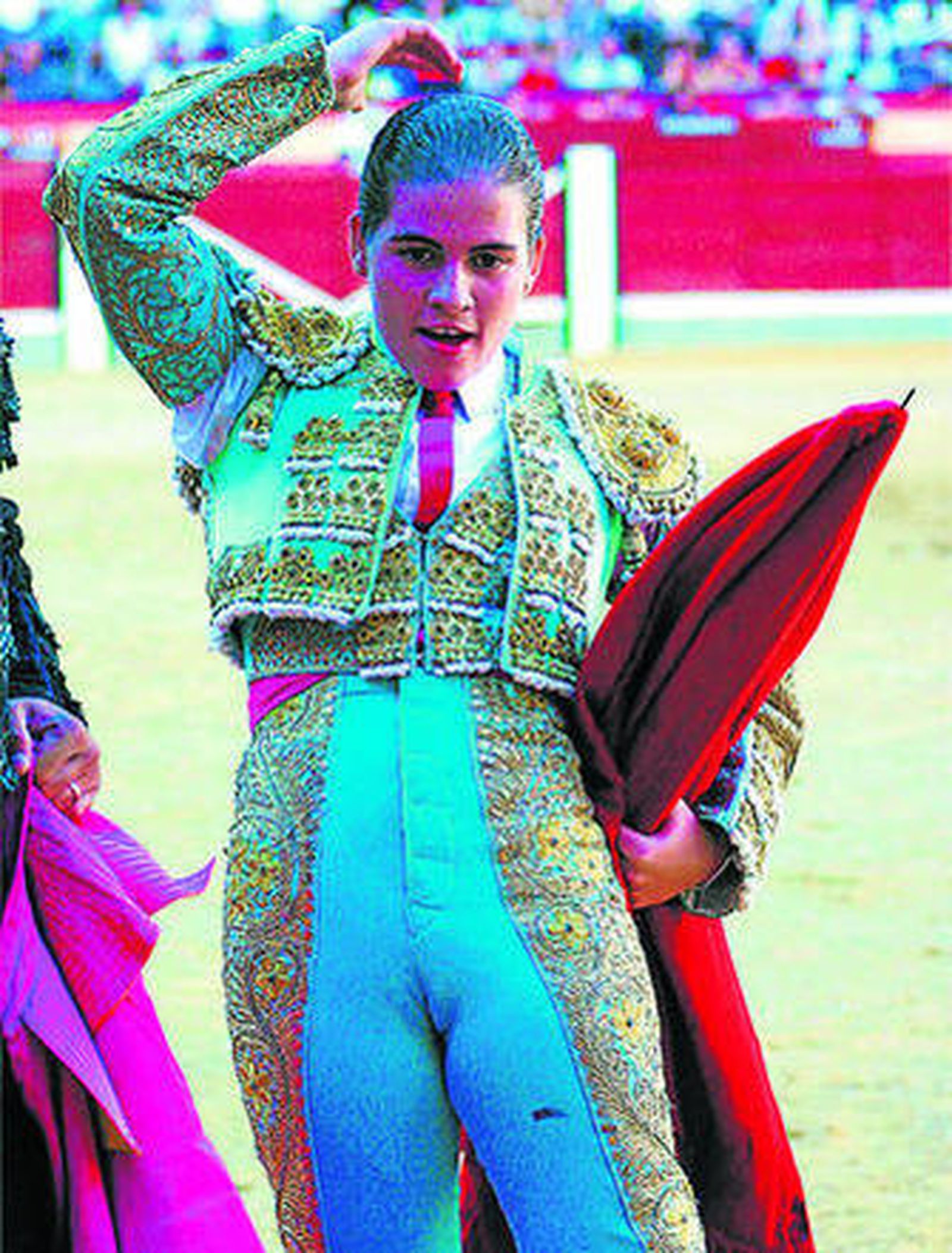 Sandra Moscoso en un desplante tras estoquear a un novillo.