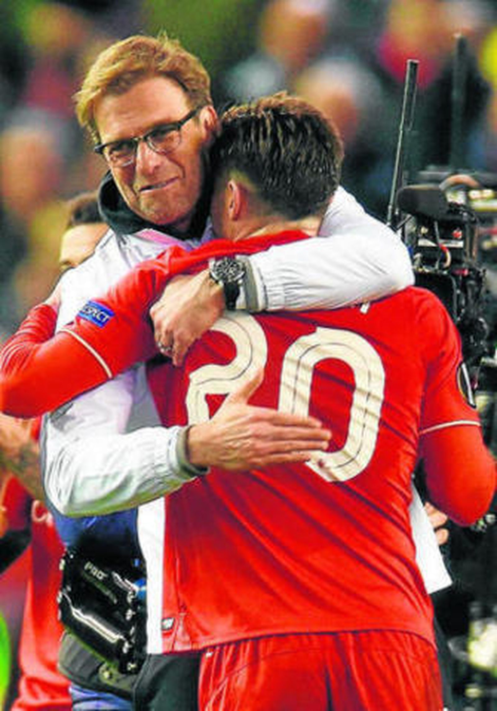 Jürgen Klopp abraza a Lallana durante un partido.