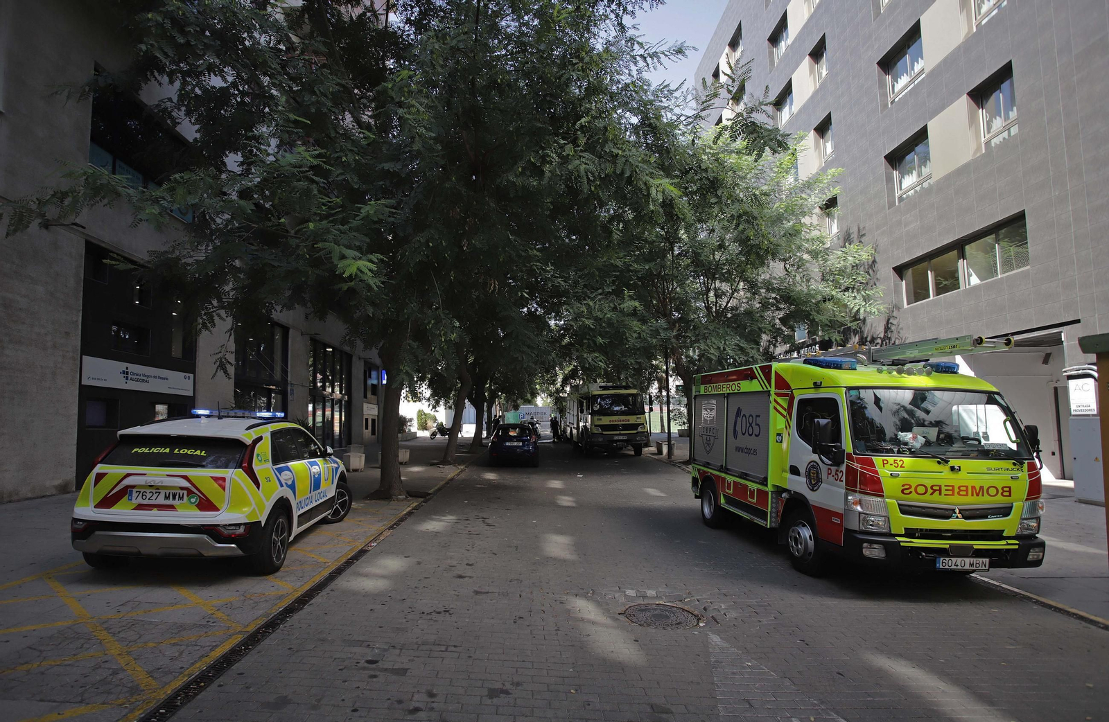 Fotos del escape de gas natural provocado por la rotura de una tubería en las obras anexas al hotel AC en Algeciras