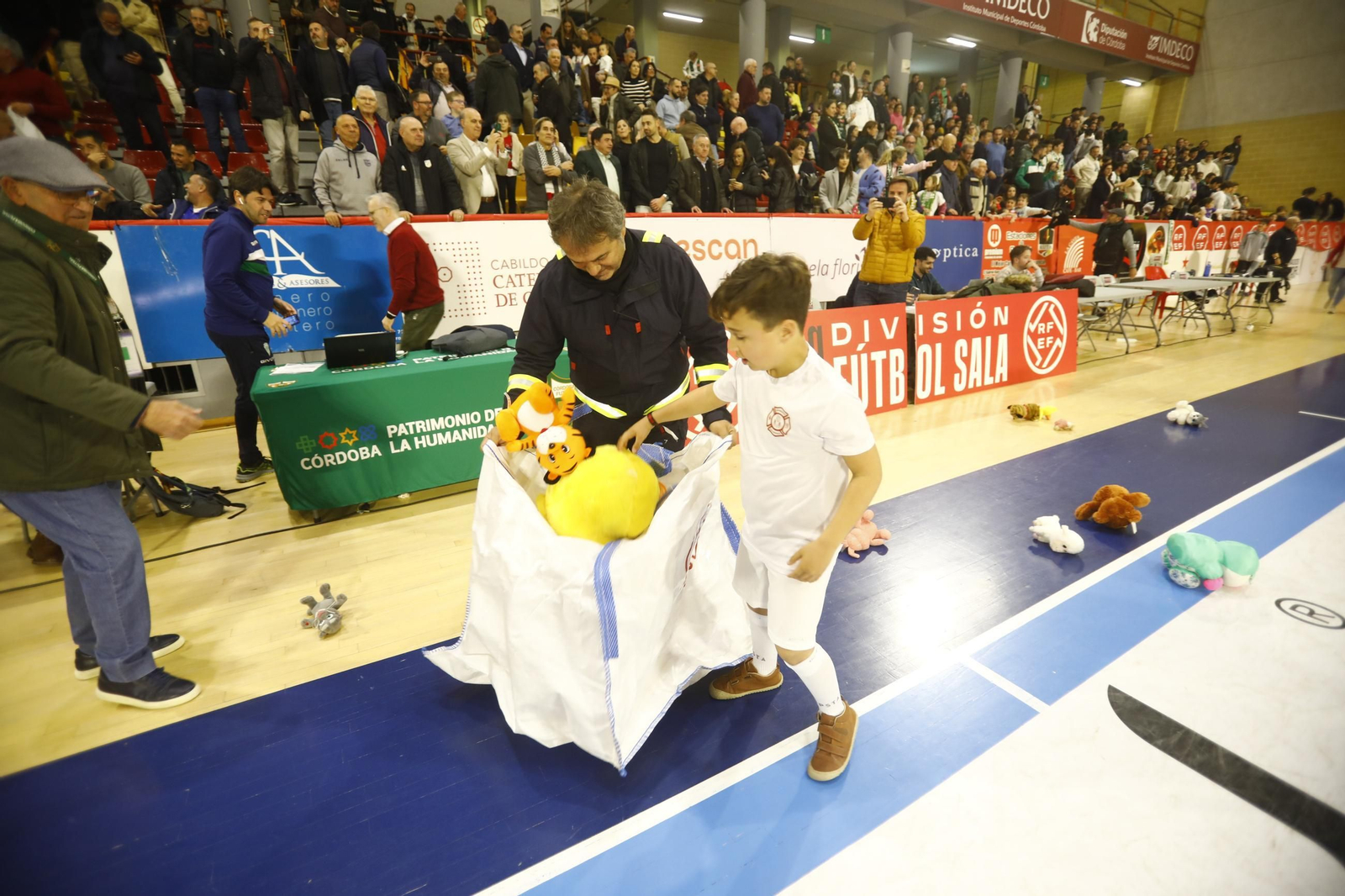 Las mejores fotos de un Córdoba Futsal - Valdepeñas con marcado carácter solidario