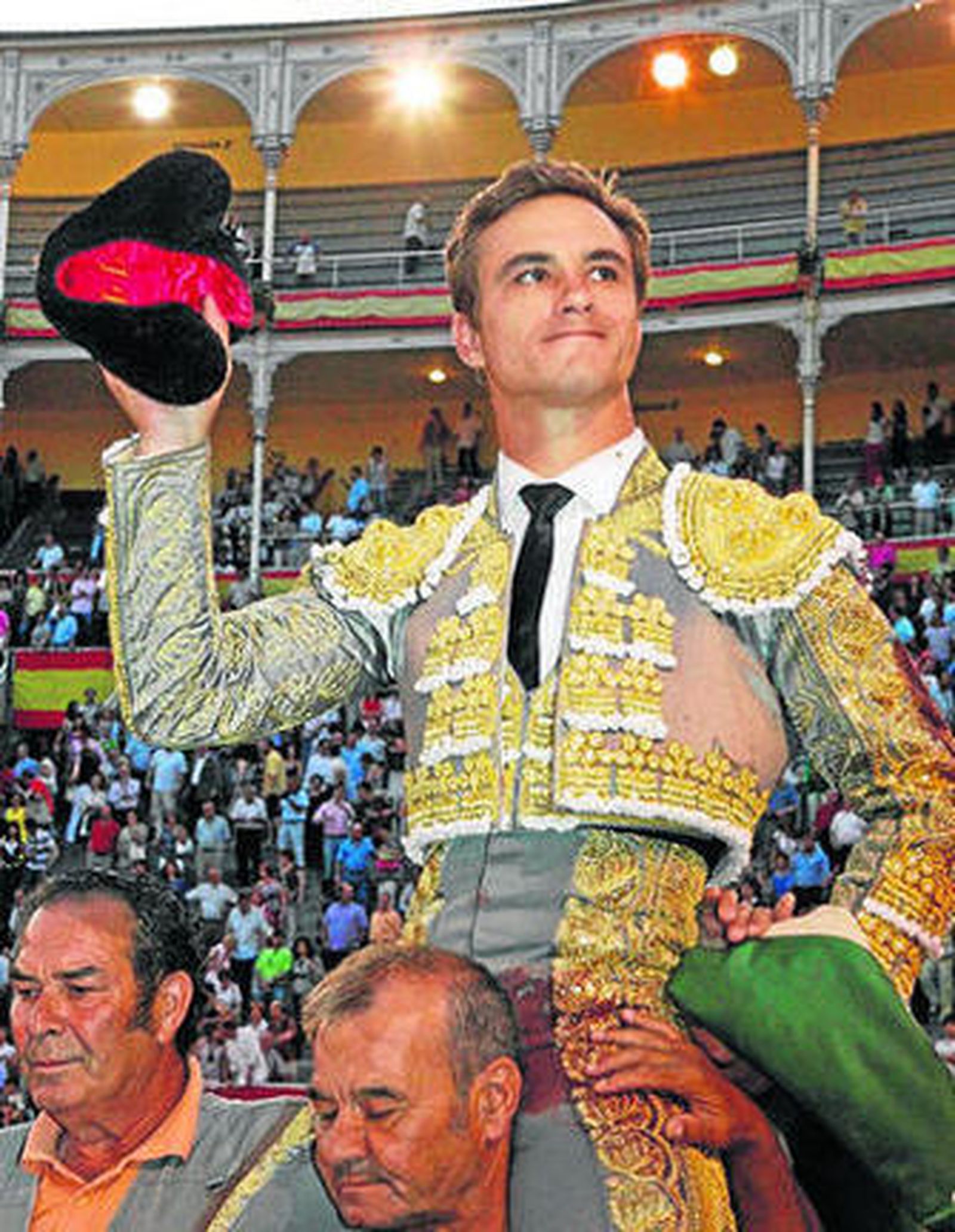 Bautista saliendo a hombros de la plaza de toros de Madrid ayer.