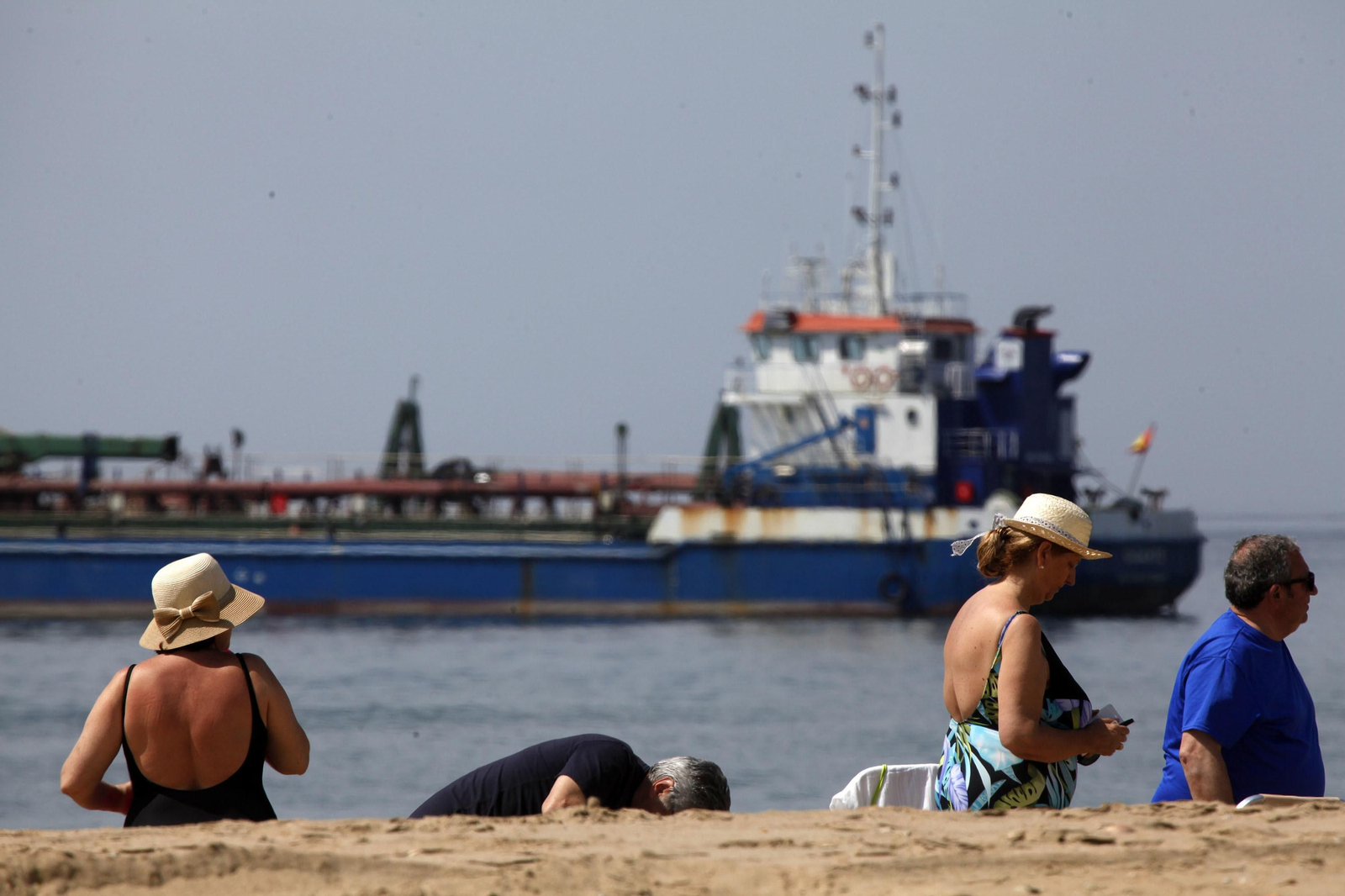 Las imágenes de la recuperación de la playa de La Antilla