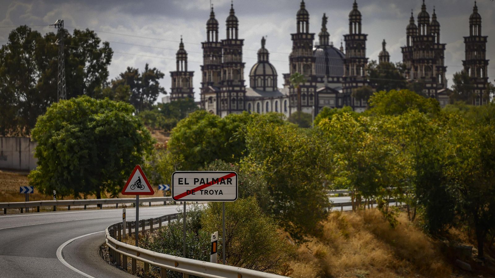 La basílica del Palmar, desde la carretera.