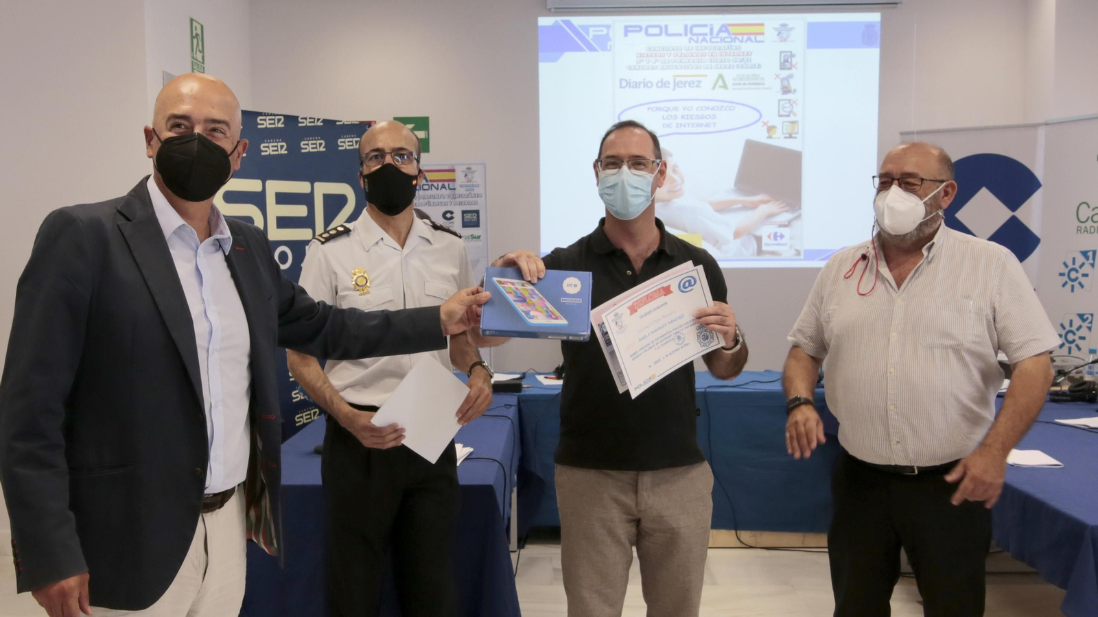 Premios del concurso escolar de infografías sobre riesgos de internet de Diario de Jerez y Policia Nacional